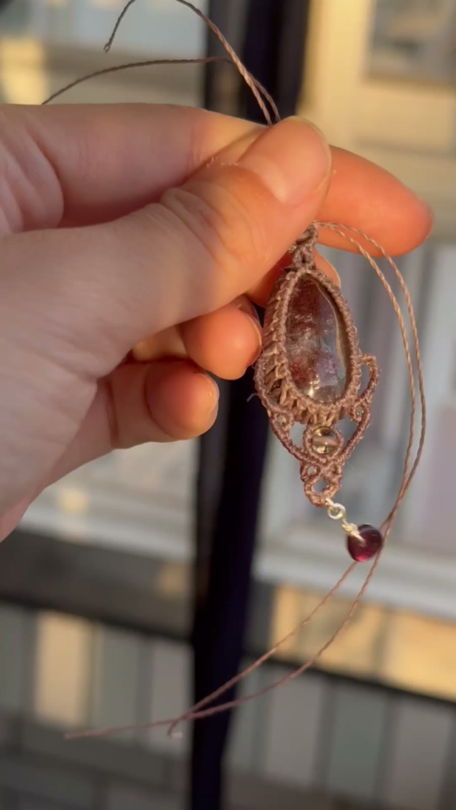 Collana con Pendente in Macramé e Quarzo Phantom Rosso