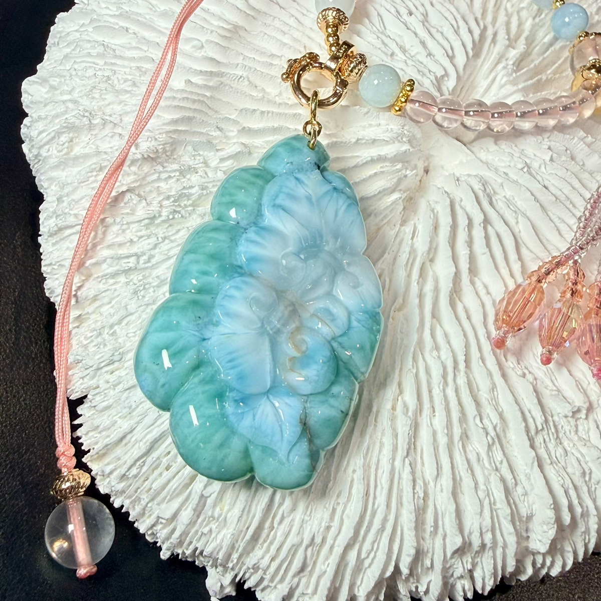 Pendente Larimar Fox com Quartzo Rosa e Borlas