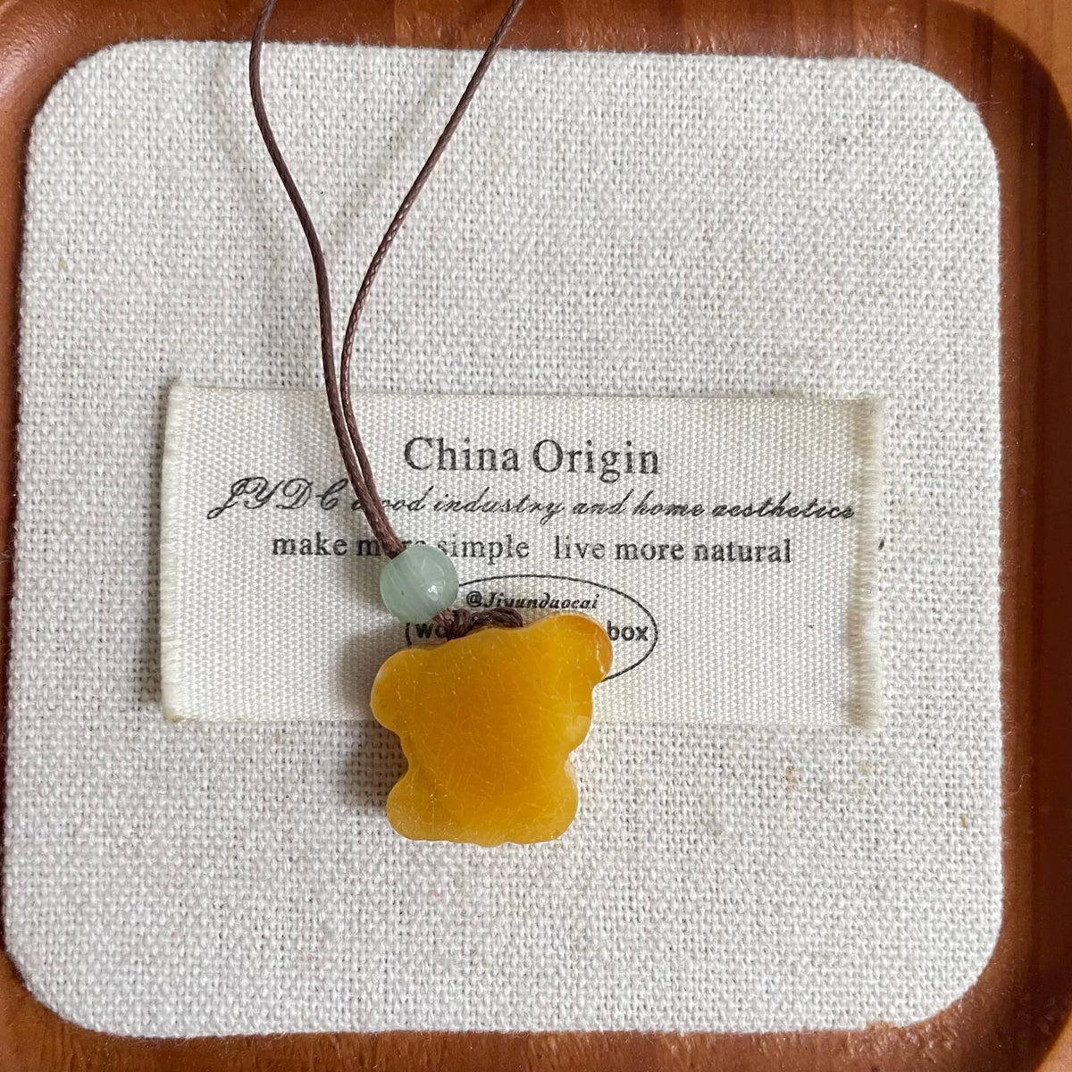 Colar com Pingente Shiro em Âbar Natural de Mel