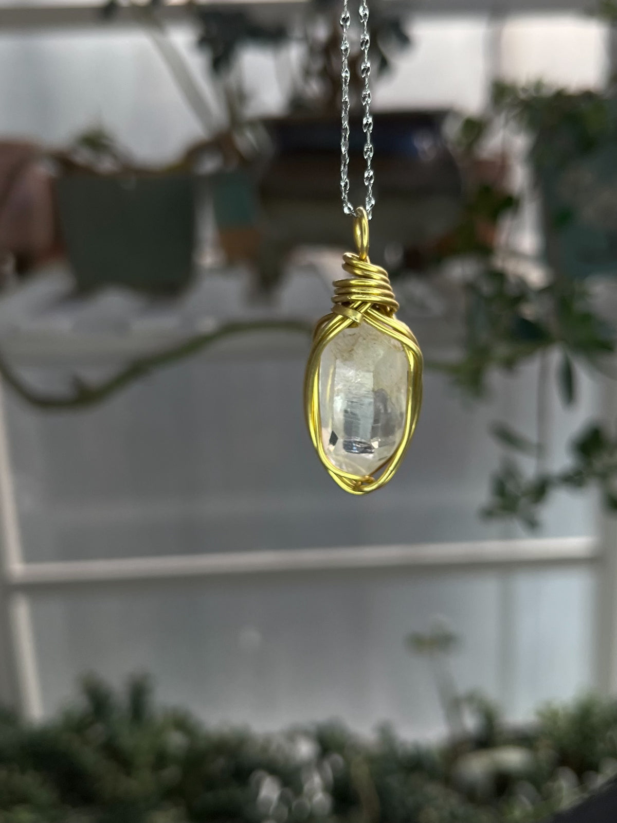 Pendentif en quartz blanc et laiton artisanal