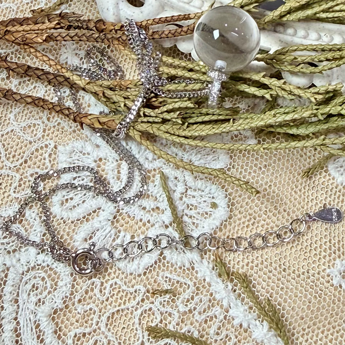 Collar con colgante de esfera de cuarzo transparente y cierre de plata