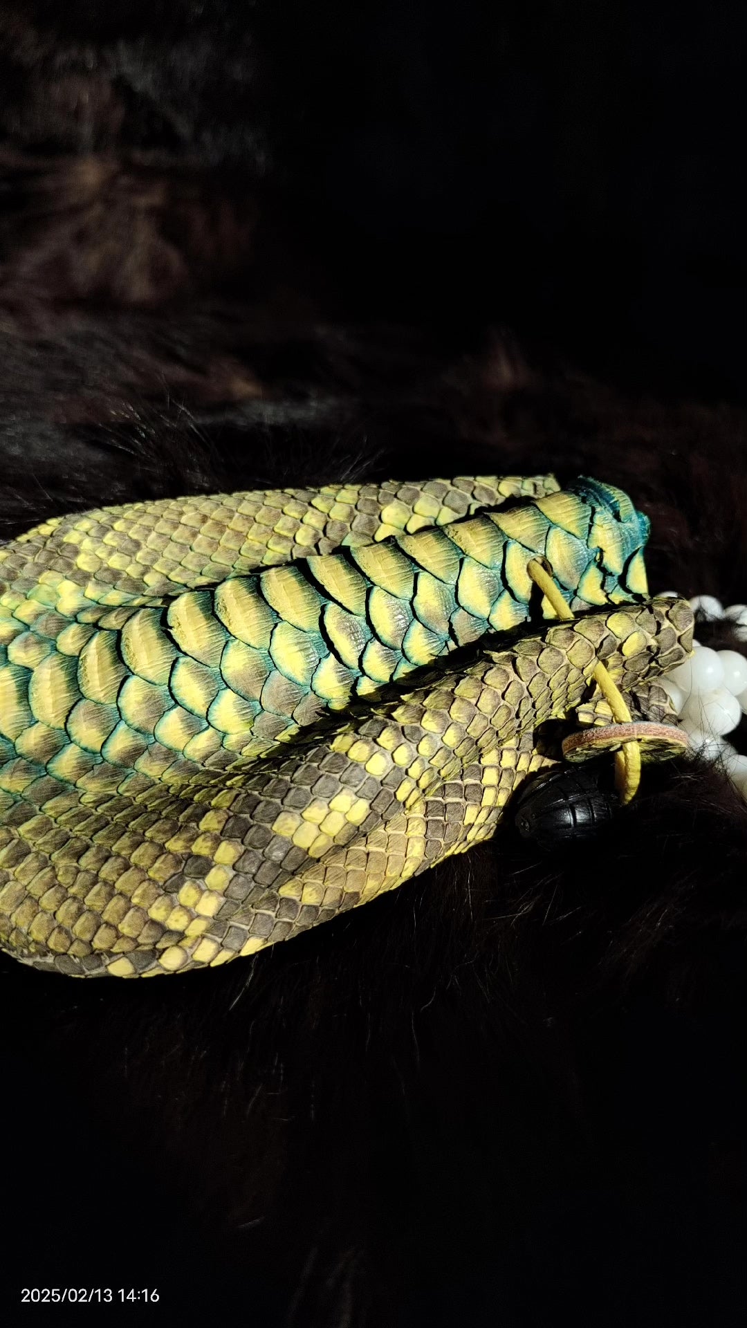 Saco de Cordão em Escamas de Dragão Feito à Mão