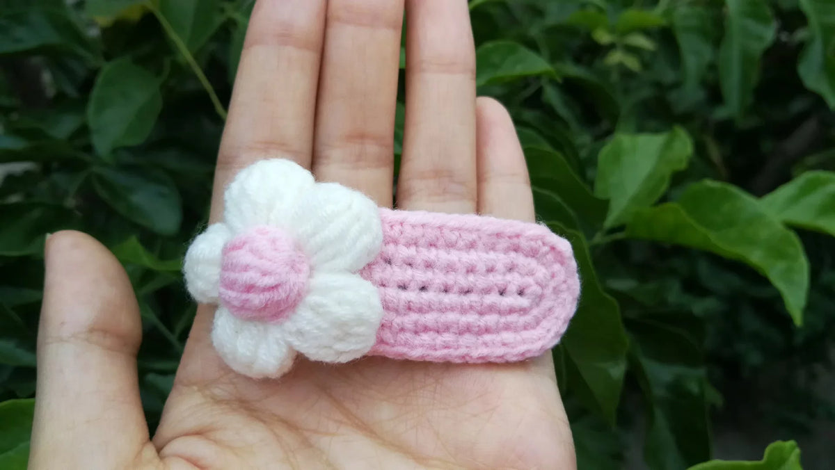 Pinza para el pelo con margarita de crochet hecha a mano