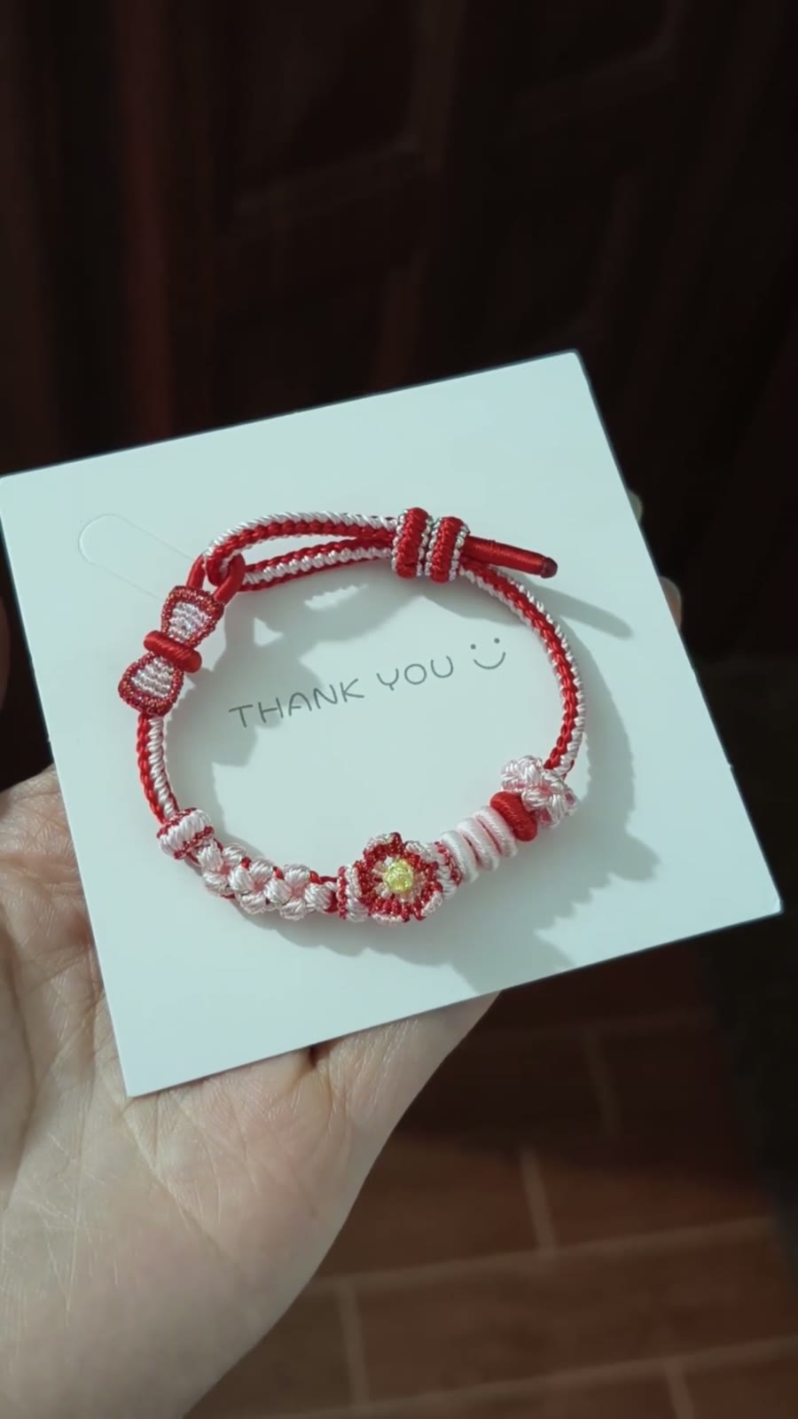 Pulsera de Flor Roja y Blanca Trenzada a Mano