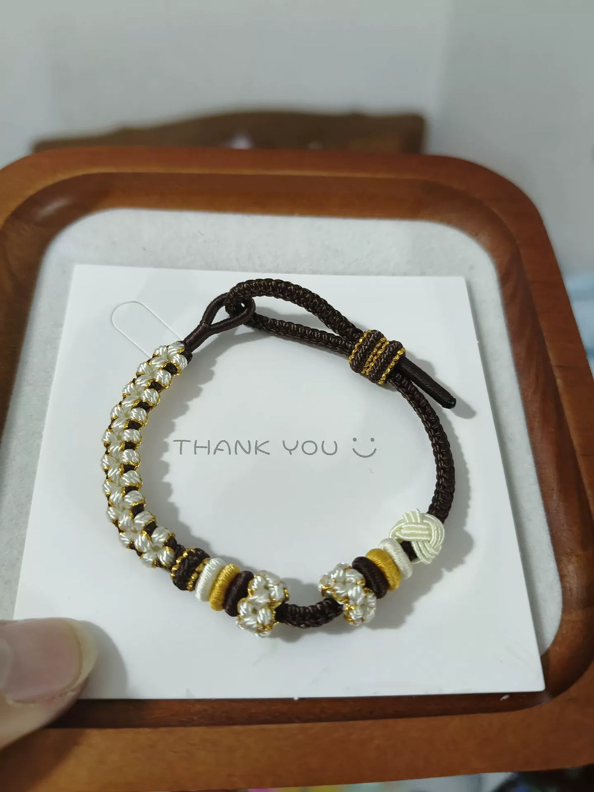 Pulseira de Cordão Castanho Tecida à Mão com Contas de Dourado Branco