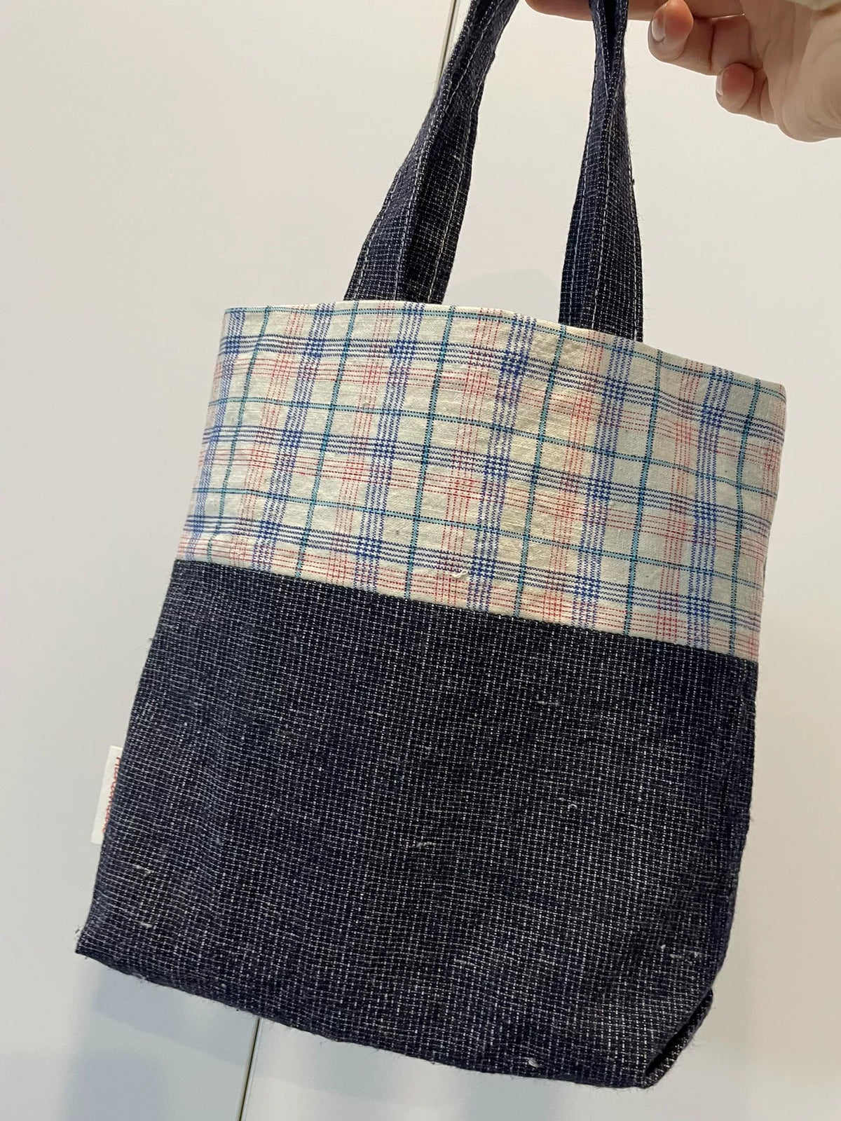 Tote trasversale in cotone tessuto a mano scozzese e carbone