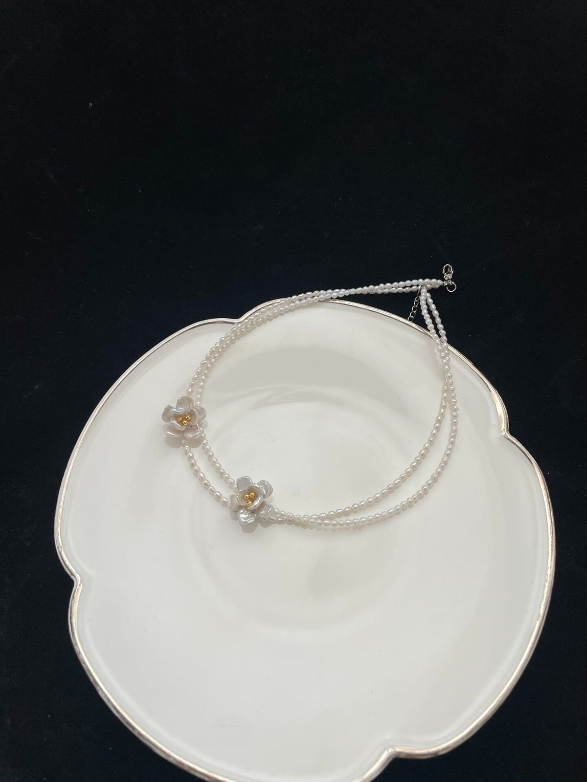 Collier de perles à double rang avec pendentifs floraux