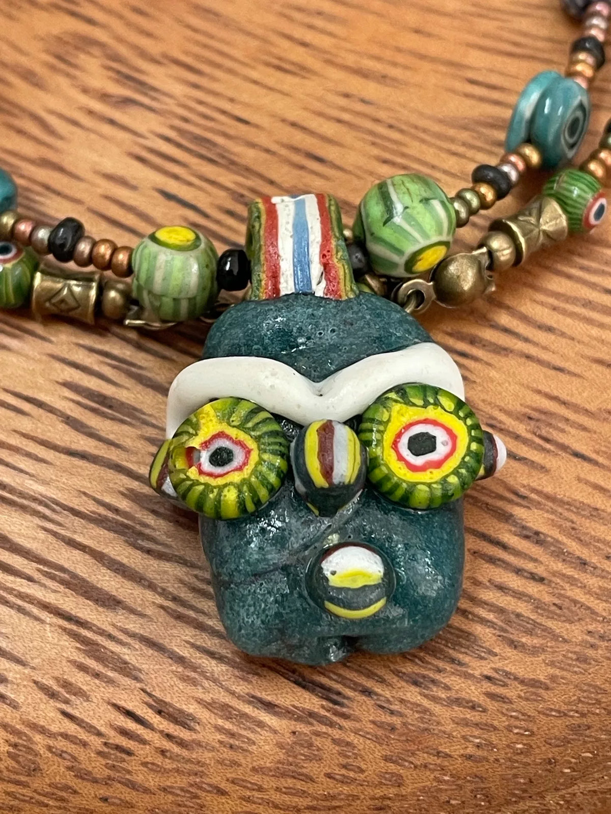 Collier pendentif poupée en verre phénicien sarcelle perlé 46 cm