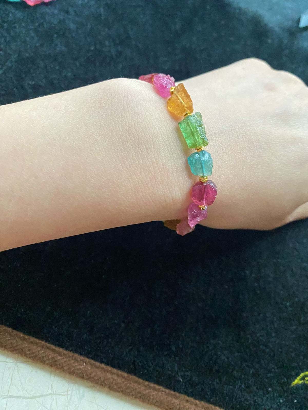 Pulsera arcoíris de turmalina en bruto