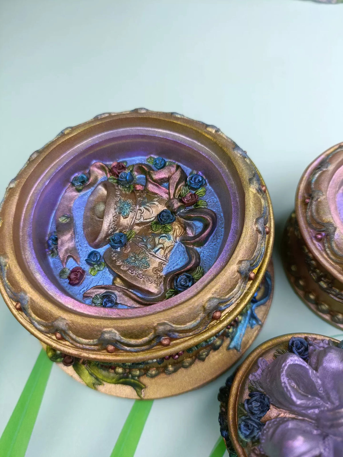 Rose Bow dreistöckige Schmuckdose in Kuchenoptik