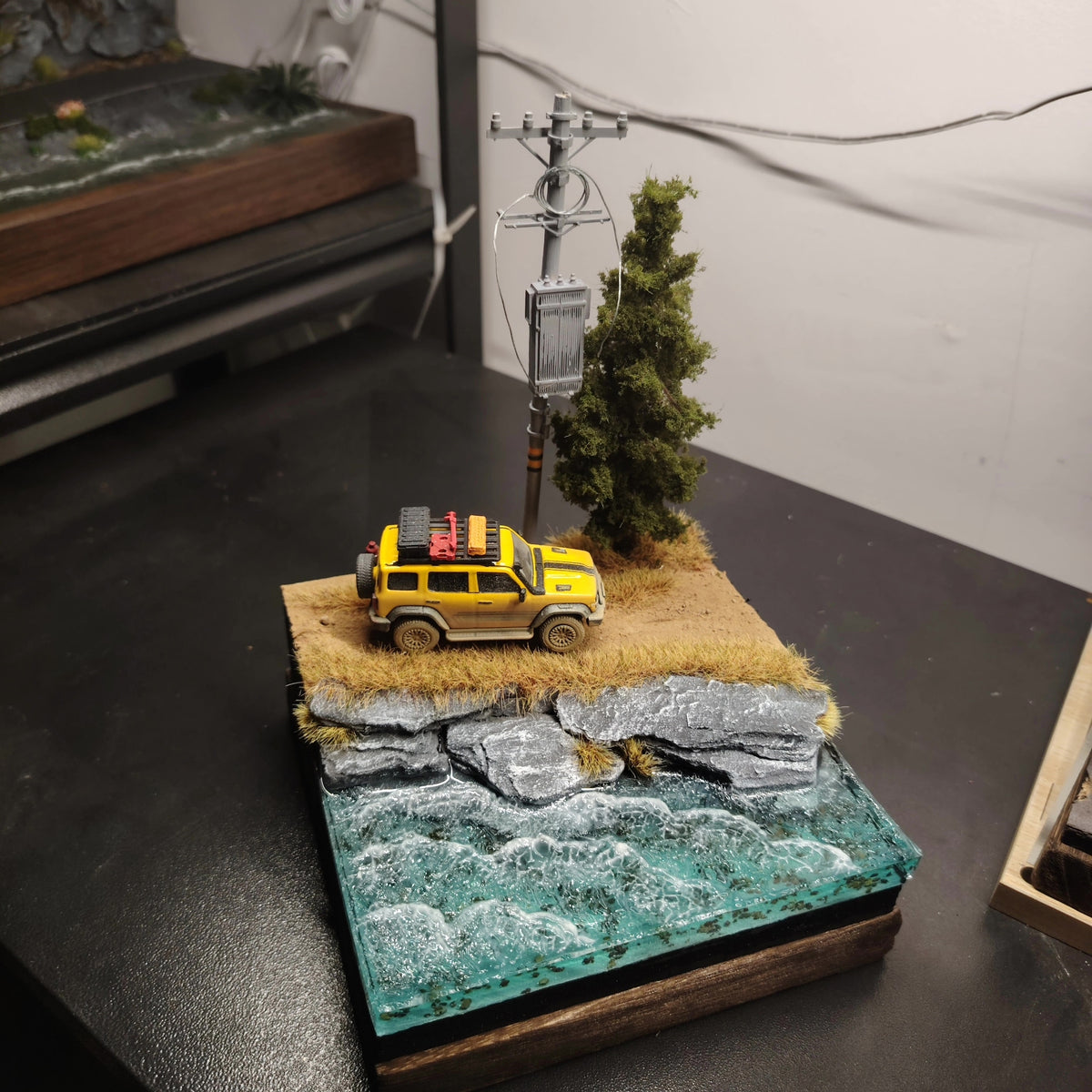 Miniatyr-diorama med gul SUV