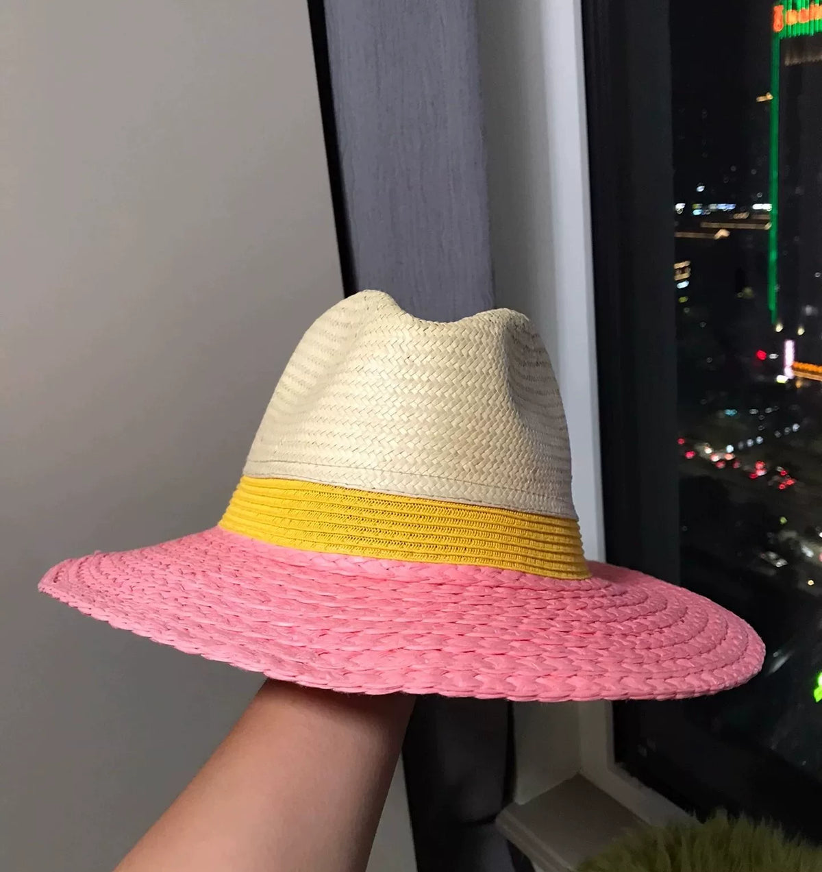 Panamahalm-fedora med rosa brätte