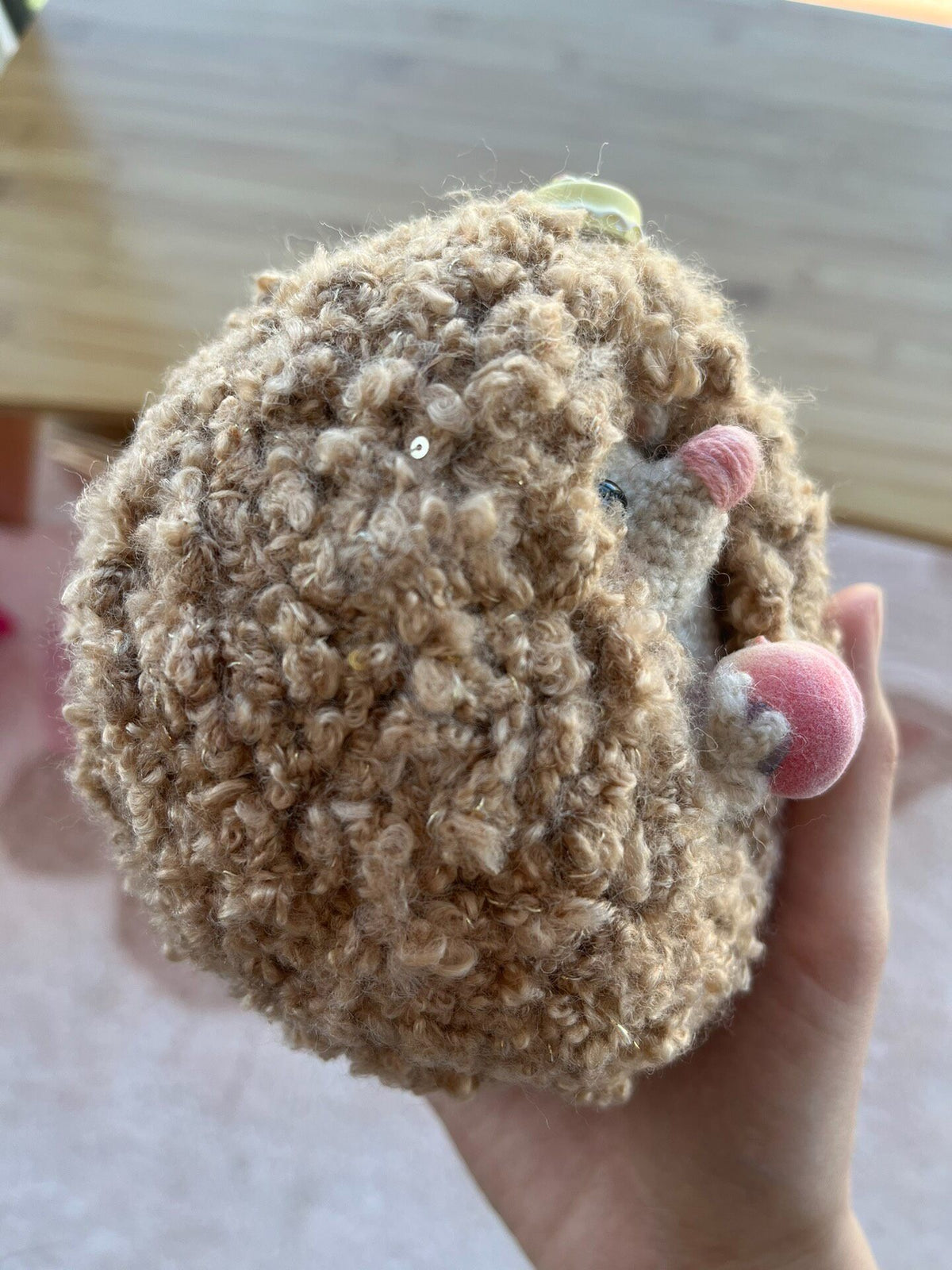 Peluche de erizo tejido a crochet con hilo marrón rizado