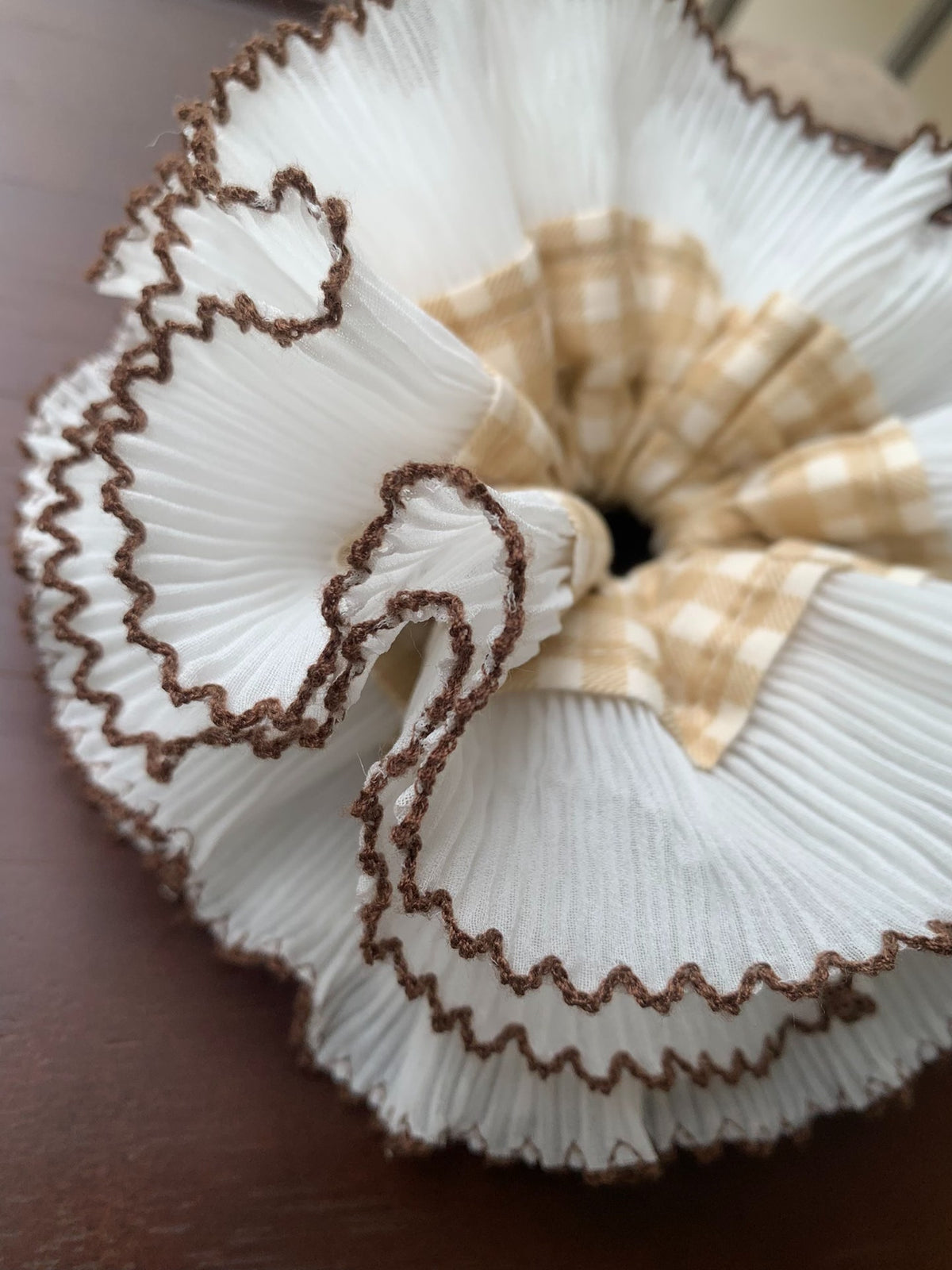Accessoire de cheveux fleur vichy blanc et bords festelonnés