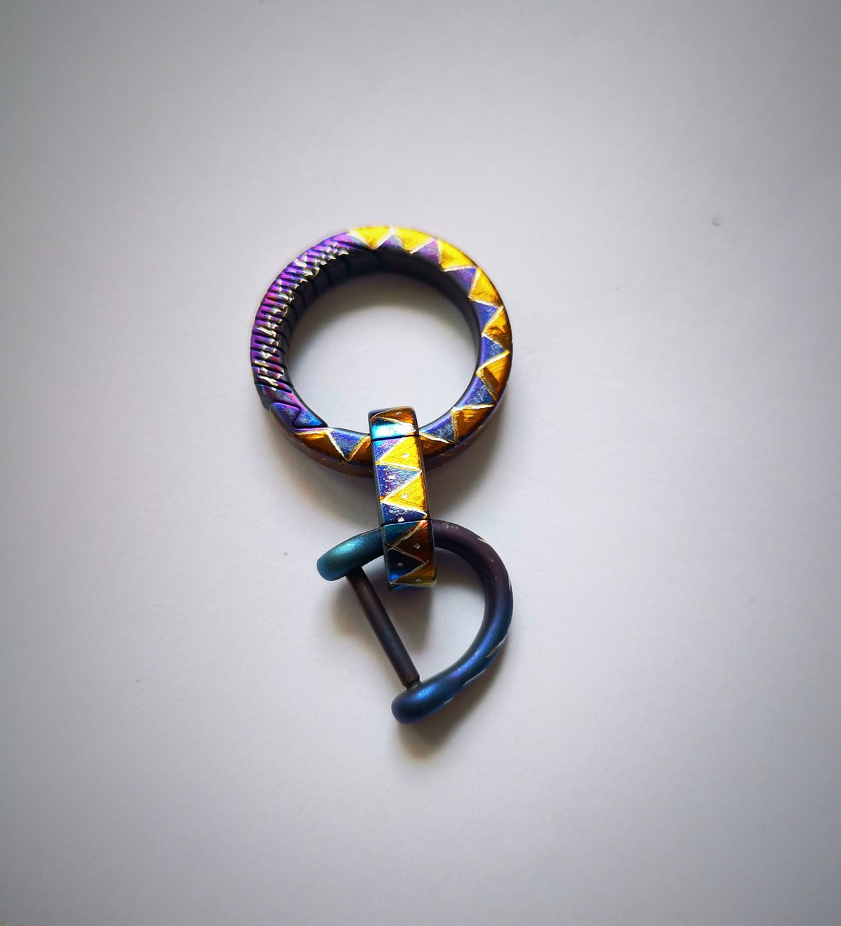 Porte-clés en alliage de titane à finition iridescente