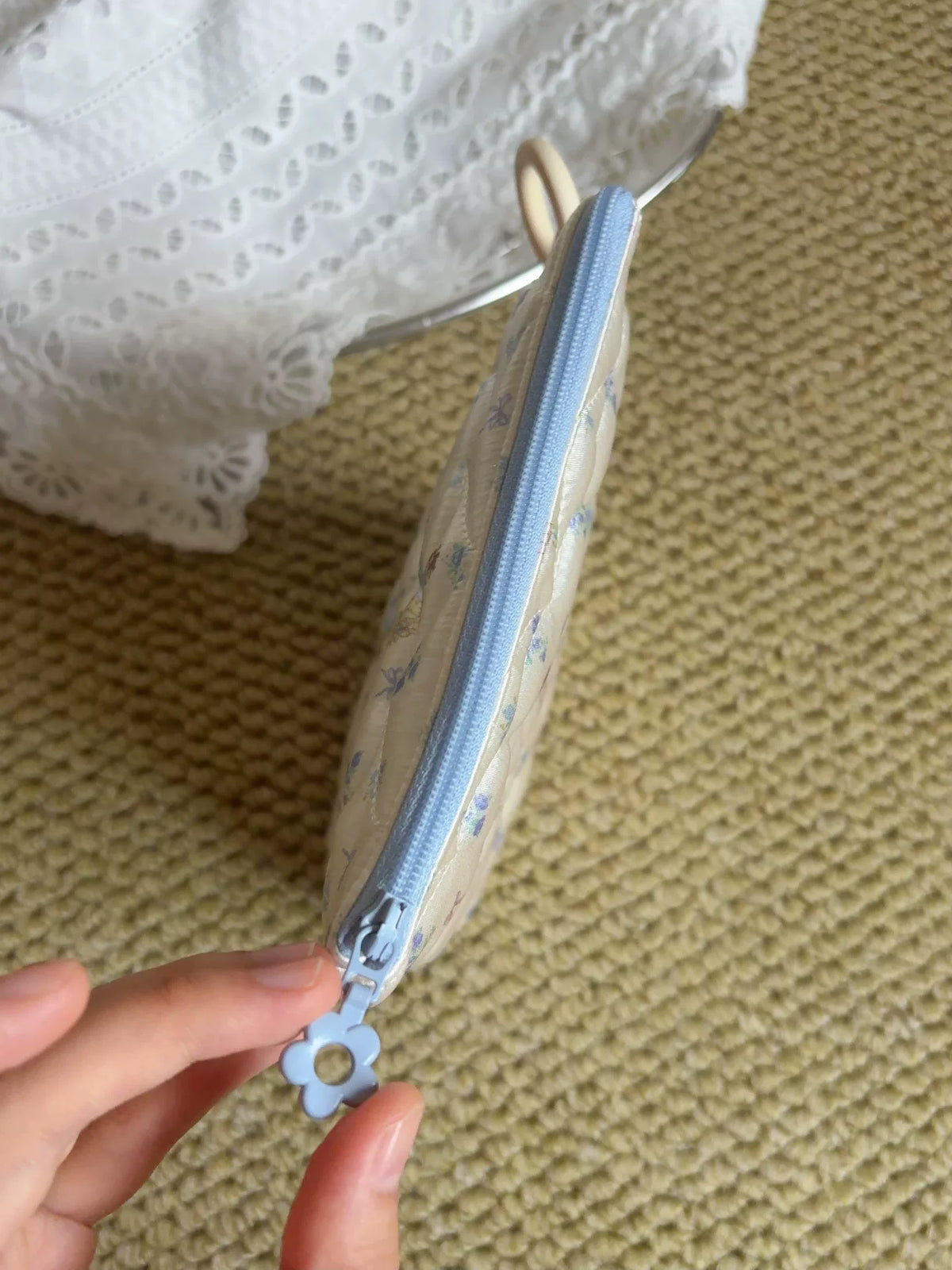 Pochethette de rangement zippée en satin nacré matelassé