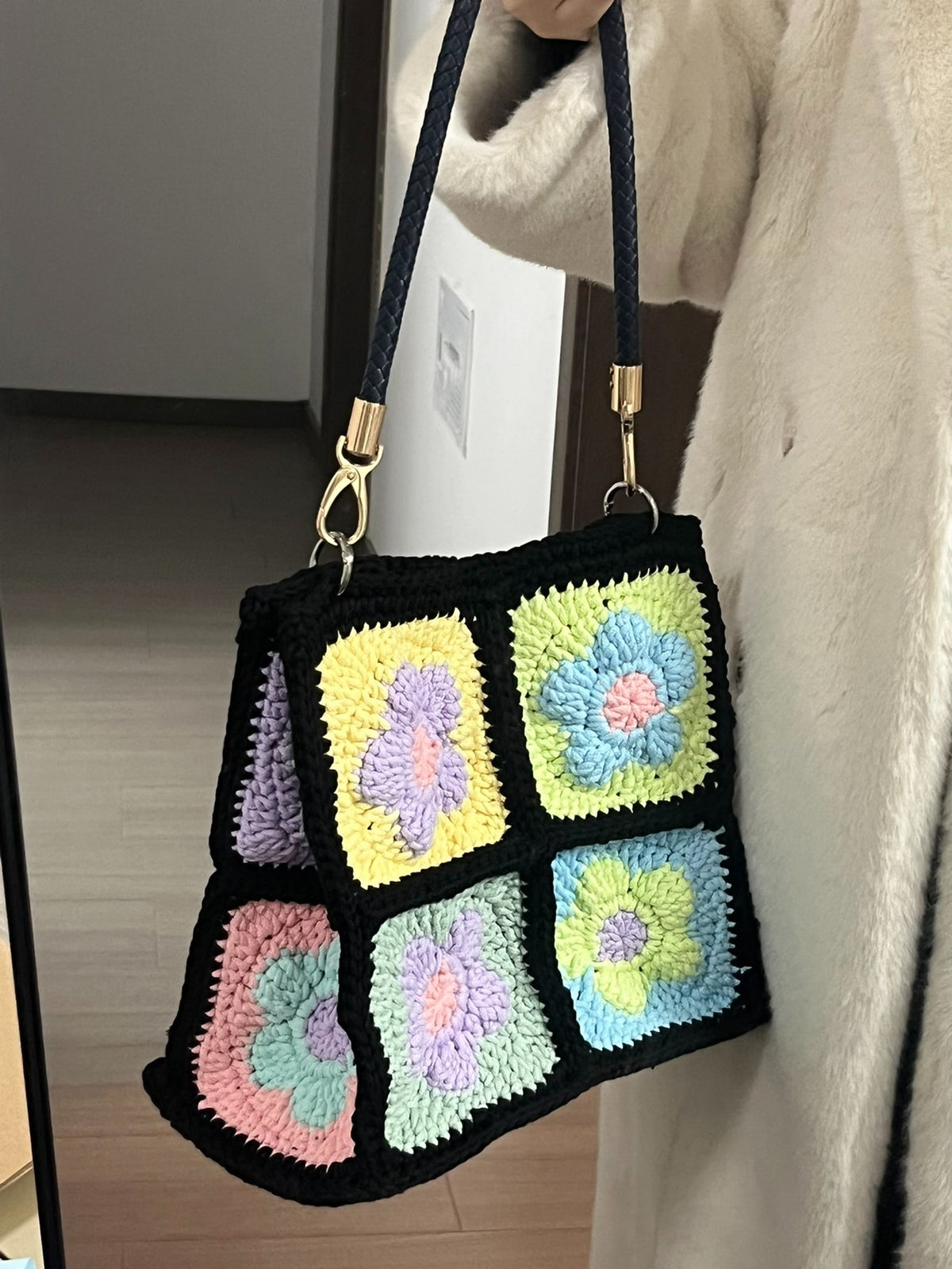 Handgehäkelte Schultertasche mit floralen Granny Squares
