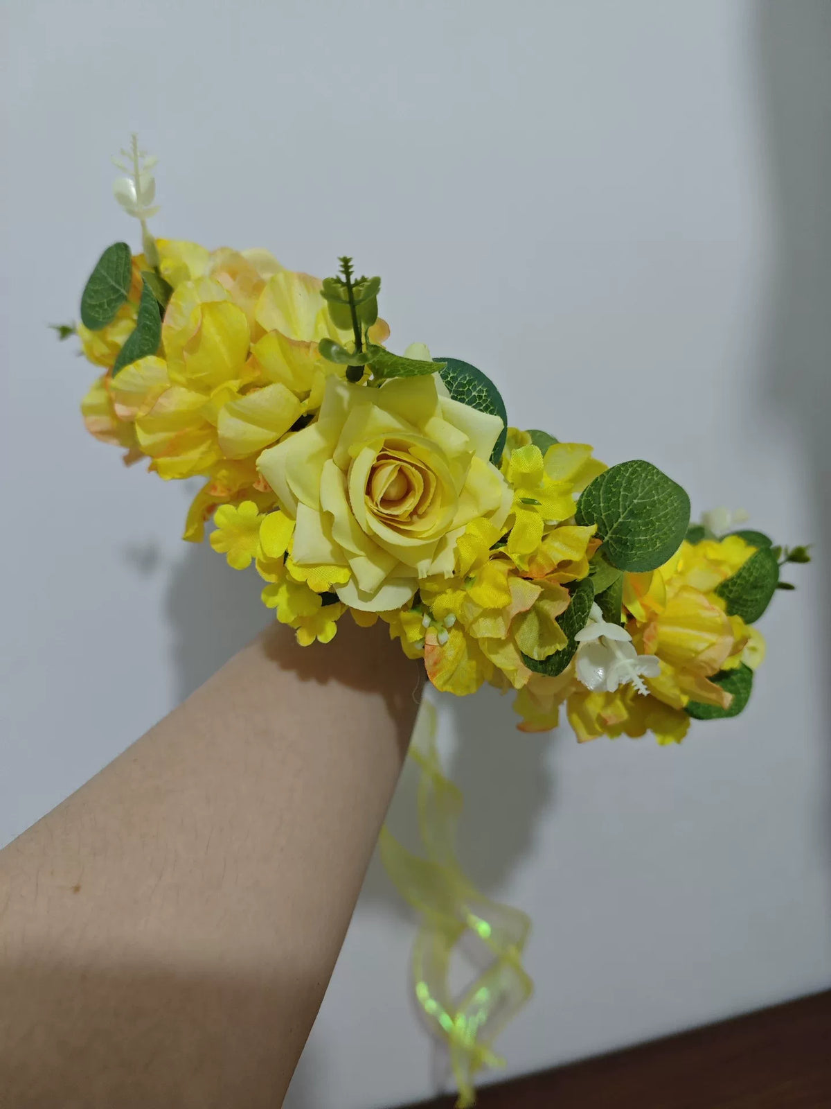 Blomsterkrans med guldgula rosor i skogsdesign