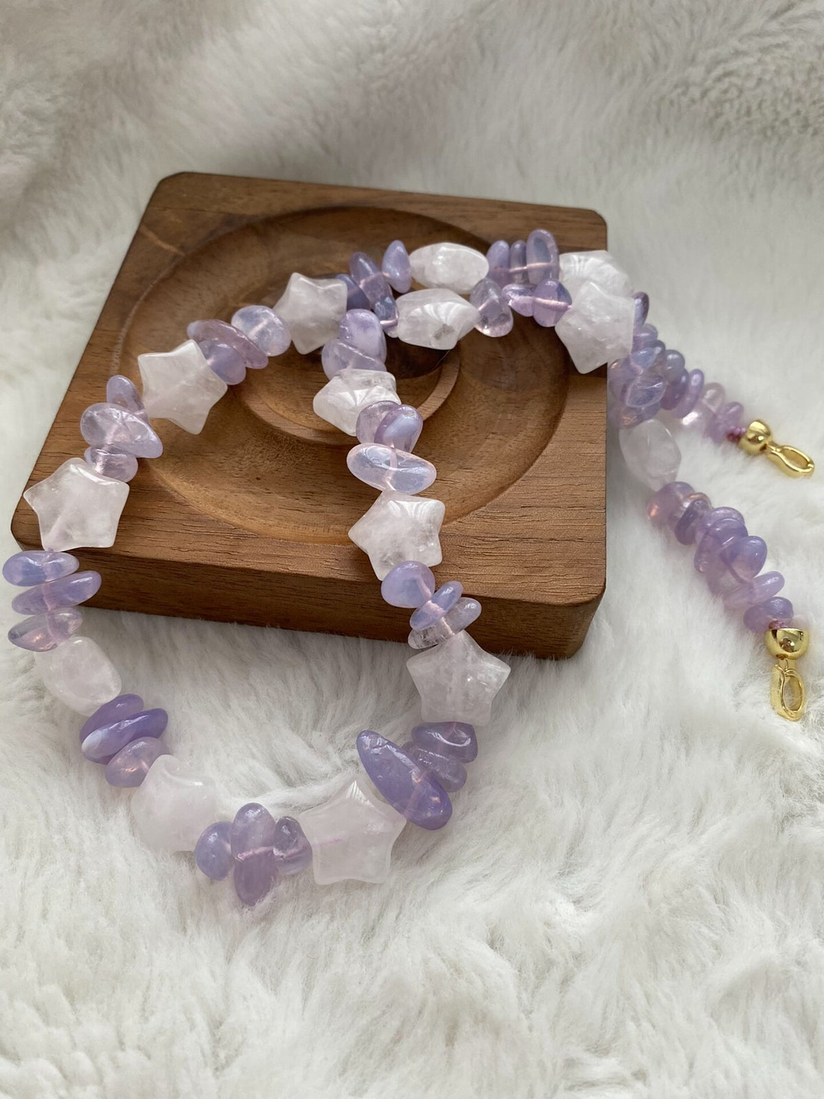 Collar de Cuarzo Fantasma Blanco y Calccedonia Púrpura