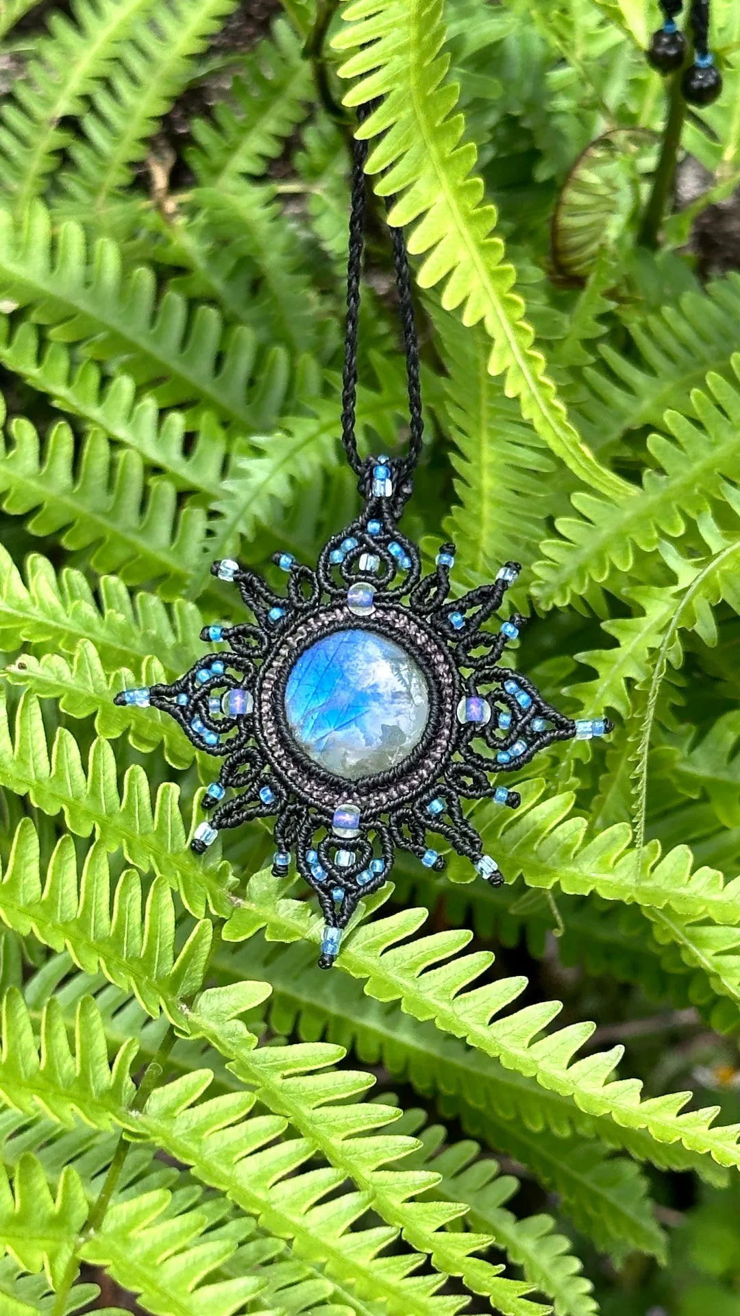 Labradorite makramé-halsband med svart snöre