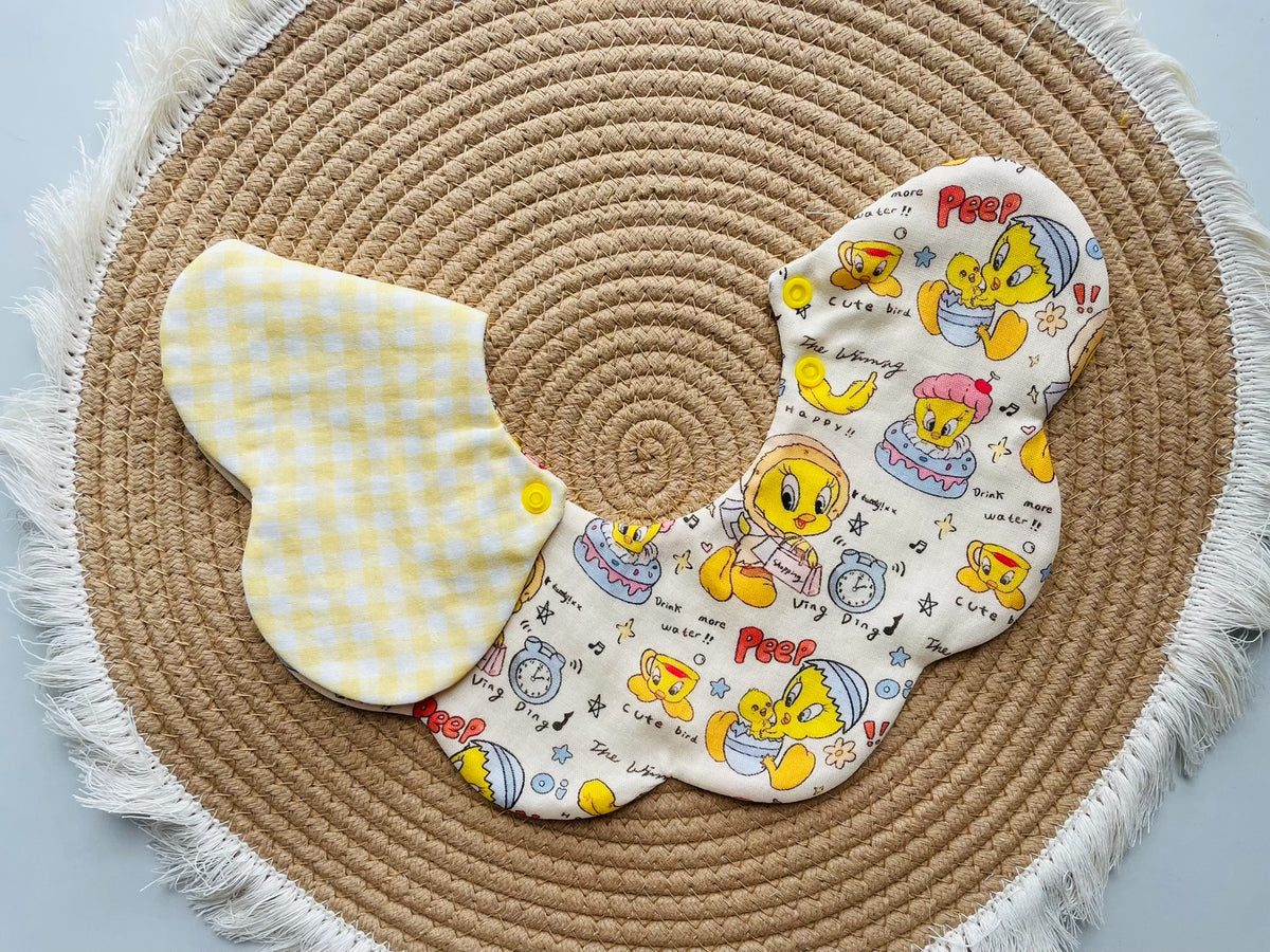 Babyhaklapp i bomullsgaze med Tweety-tryck