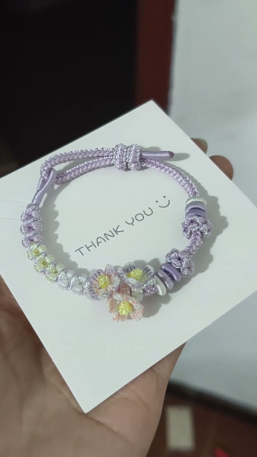 Braccialiale in cordino intrecciato a mano con margherite e lavanda