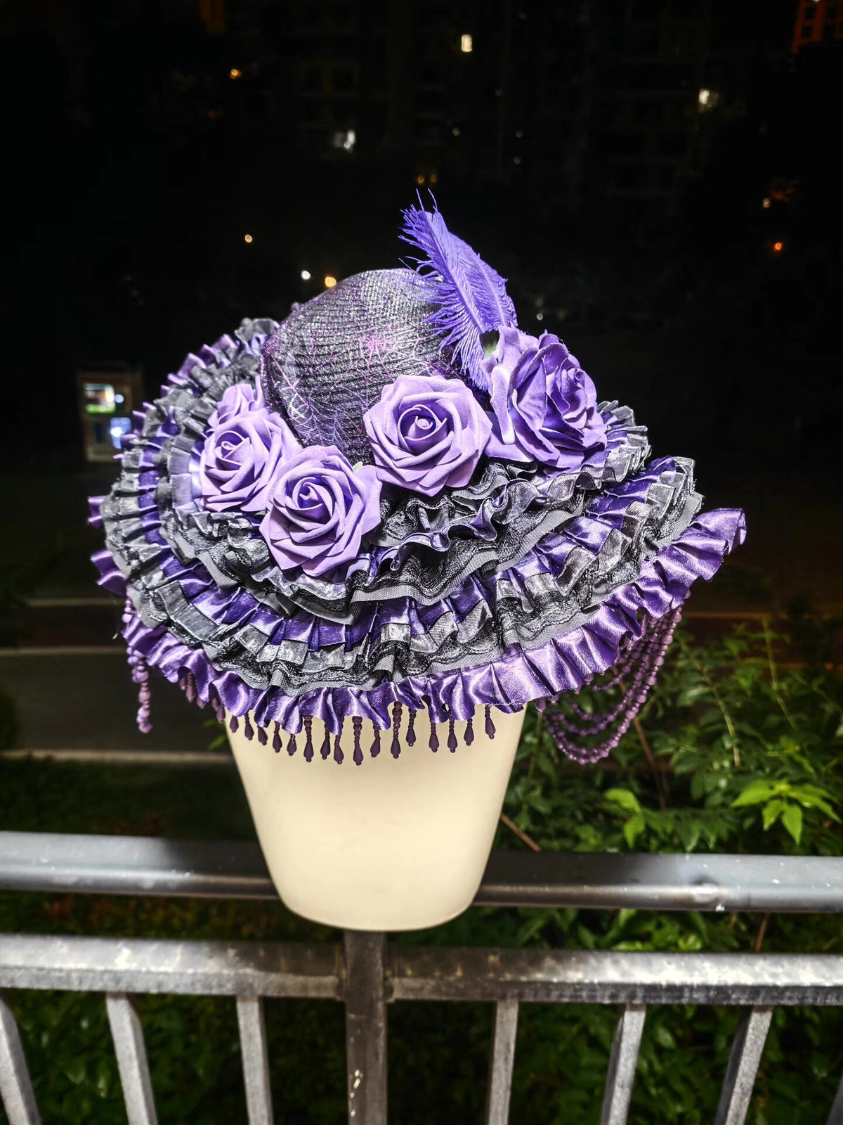 Cappello Nero e Viola con Tesa Larga e Rose