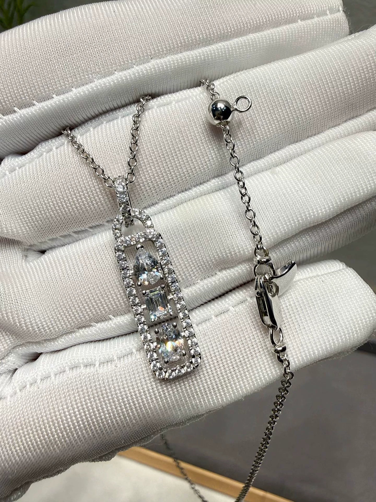 Halsband med lång pendel och blandad diamantslipning