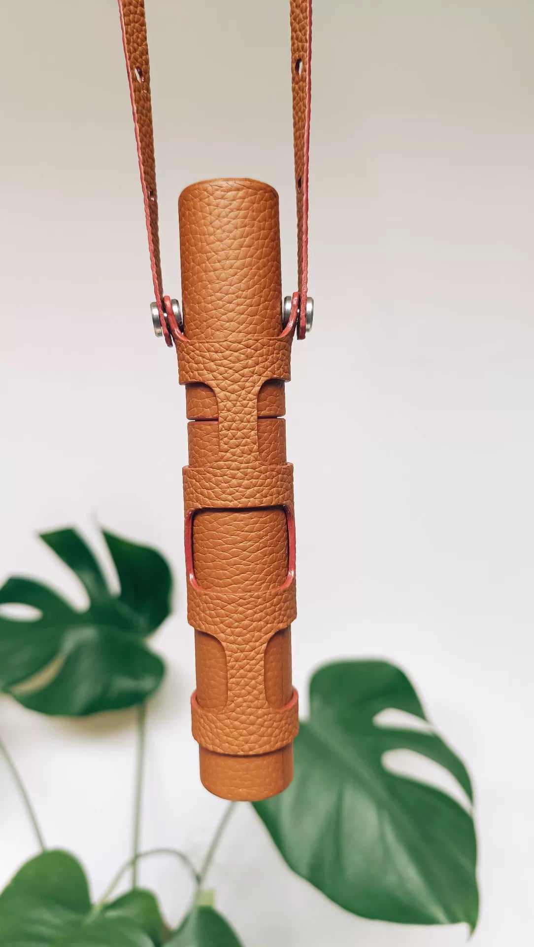 Étui pour stylo-plume en cuir caramel à porter au cou