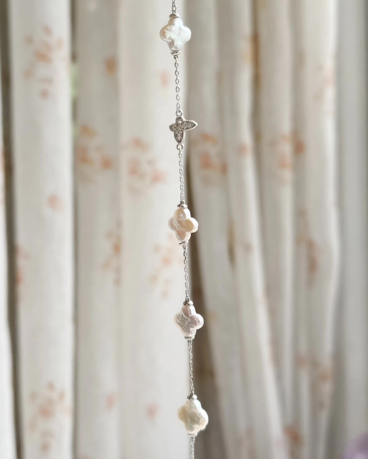 Braccialetto con perle d'acqua dolce e charm farfalla in argento