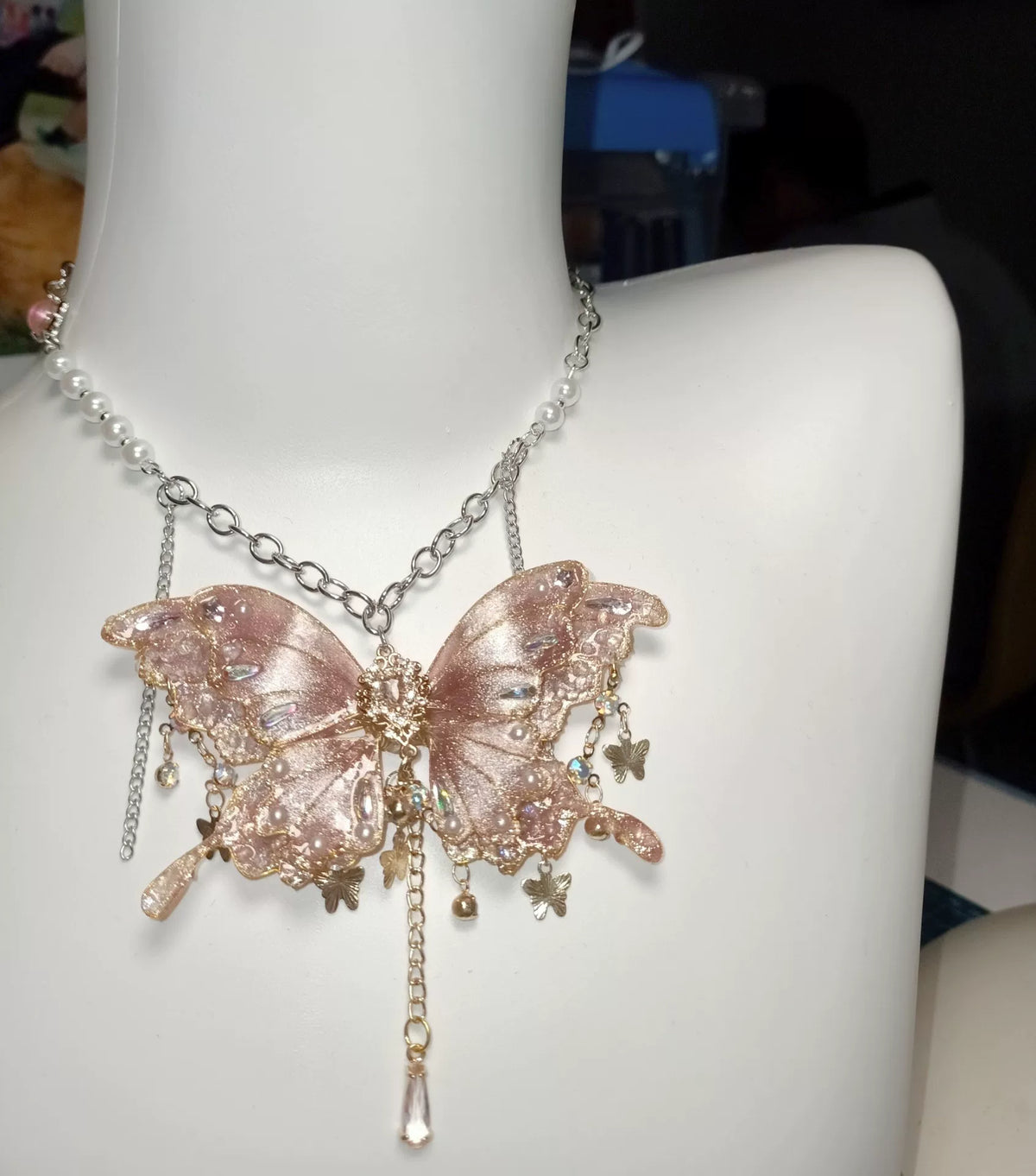 Collar, Broche y Pinza de Mariposa Rosa Translúcida