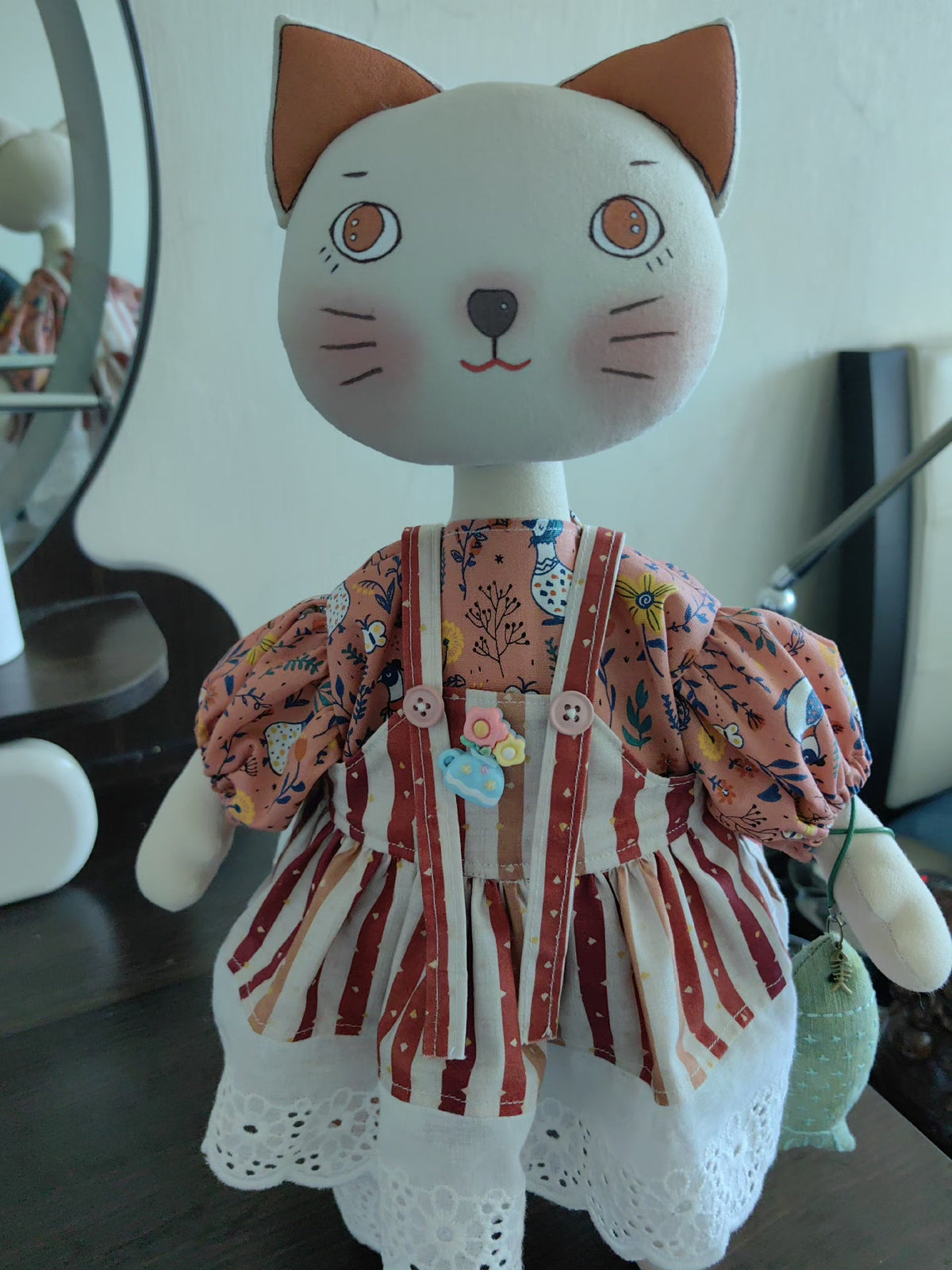 Poupée chat en tissu articulée 40 cm