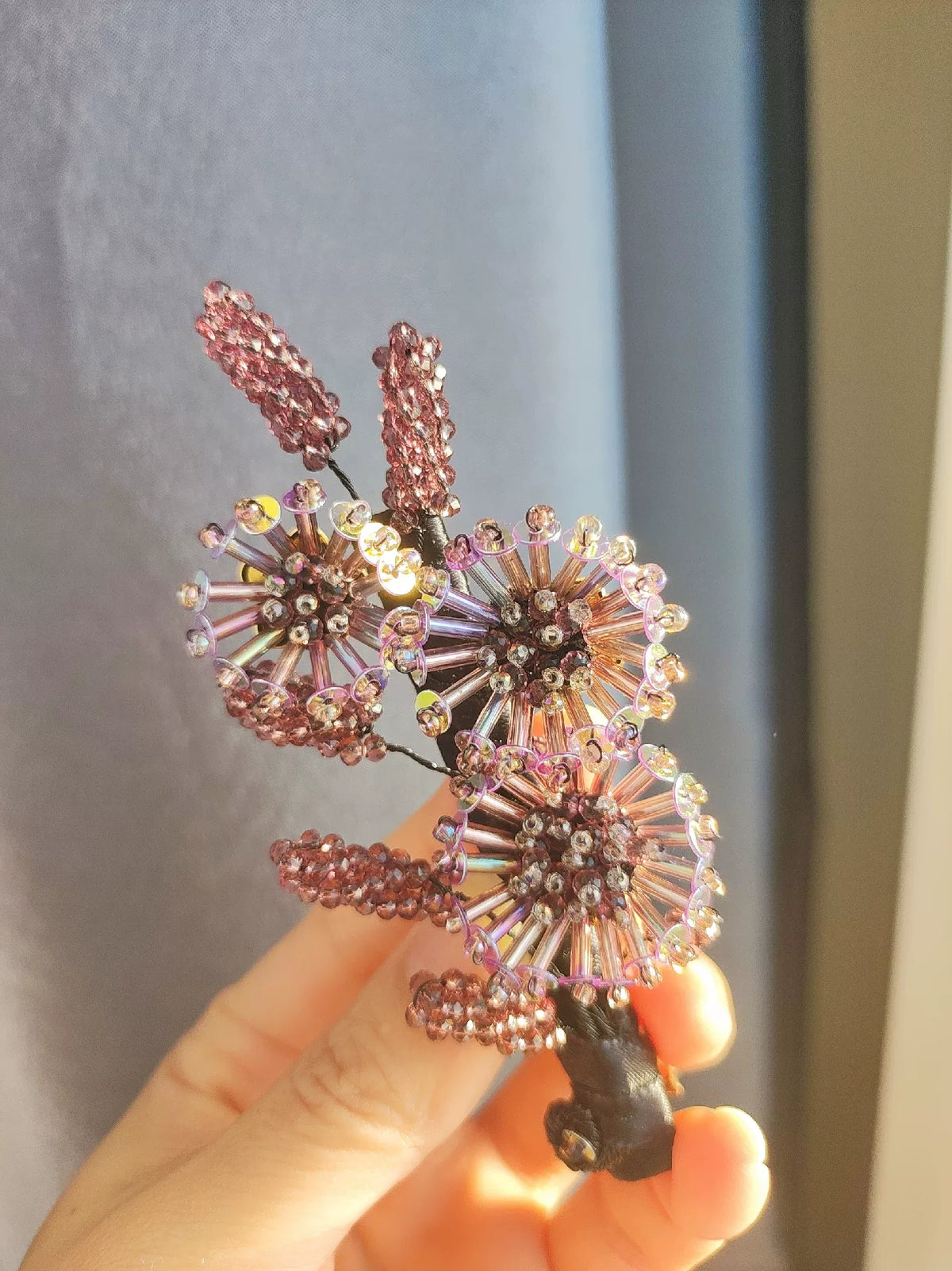 Presilha de Cabelo de Bico de Pata com Denteão em Contas