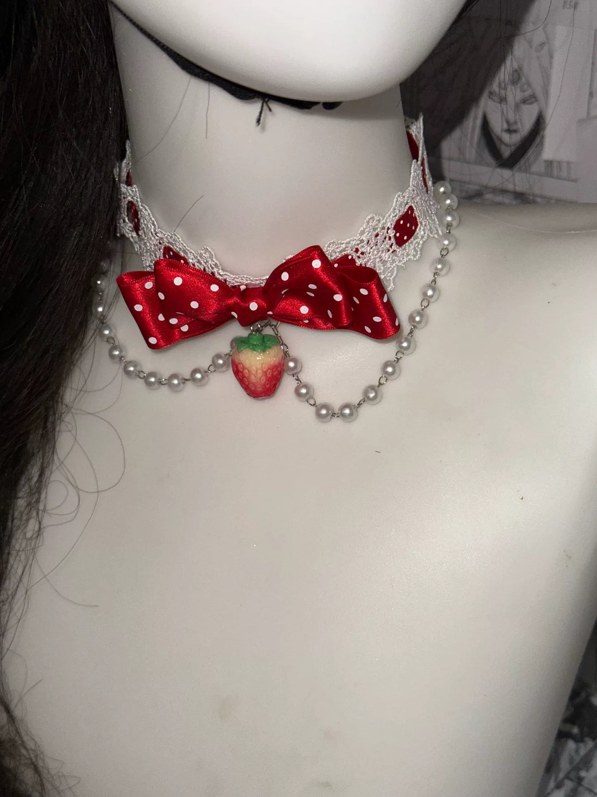 Collar Choker de Encaje Blanco y Fresa