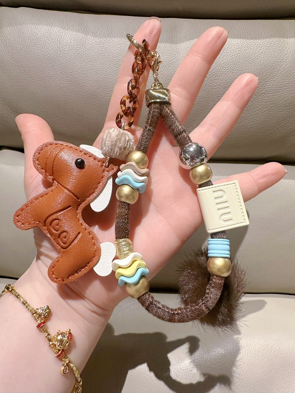 Brauner Leder-Pferde-Schlüsselanhänger mit Pom-Poms