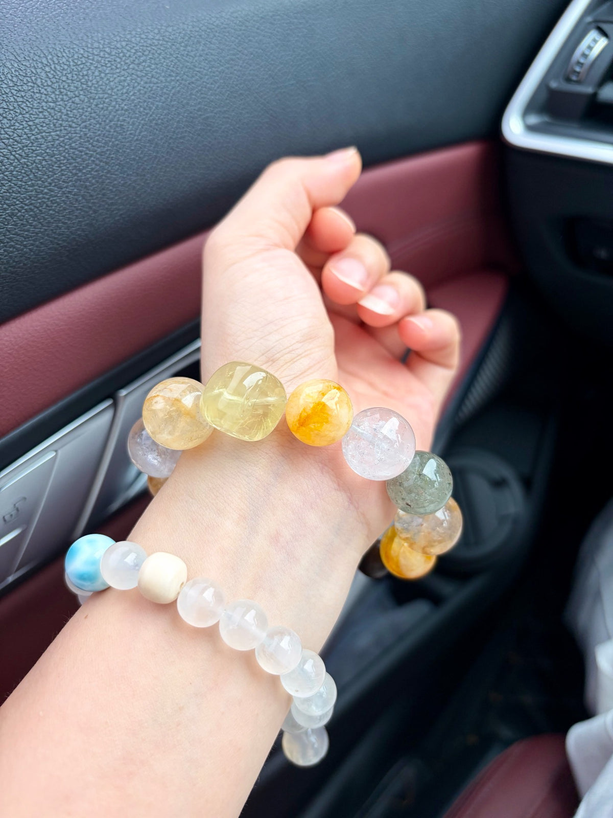 Handgefertigtes Stein-Holz-Perlenarmband