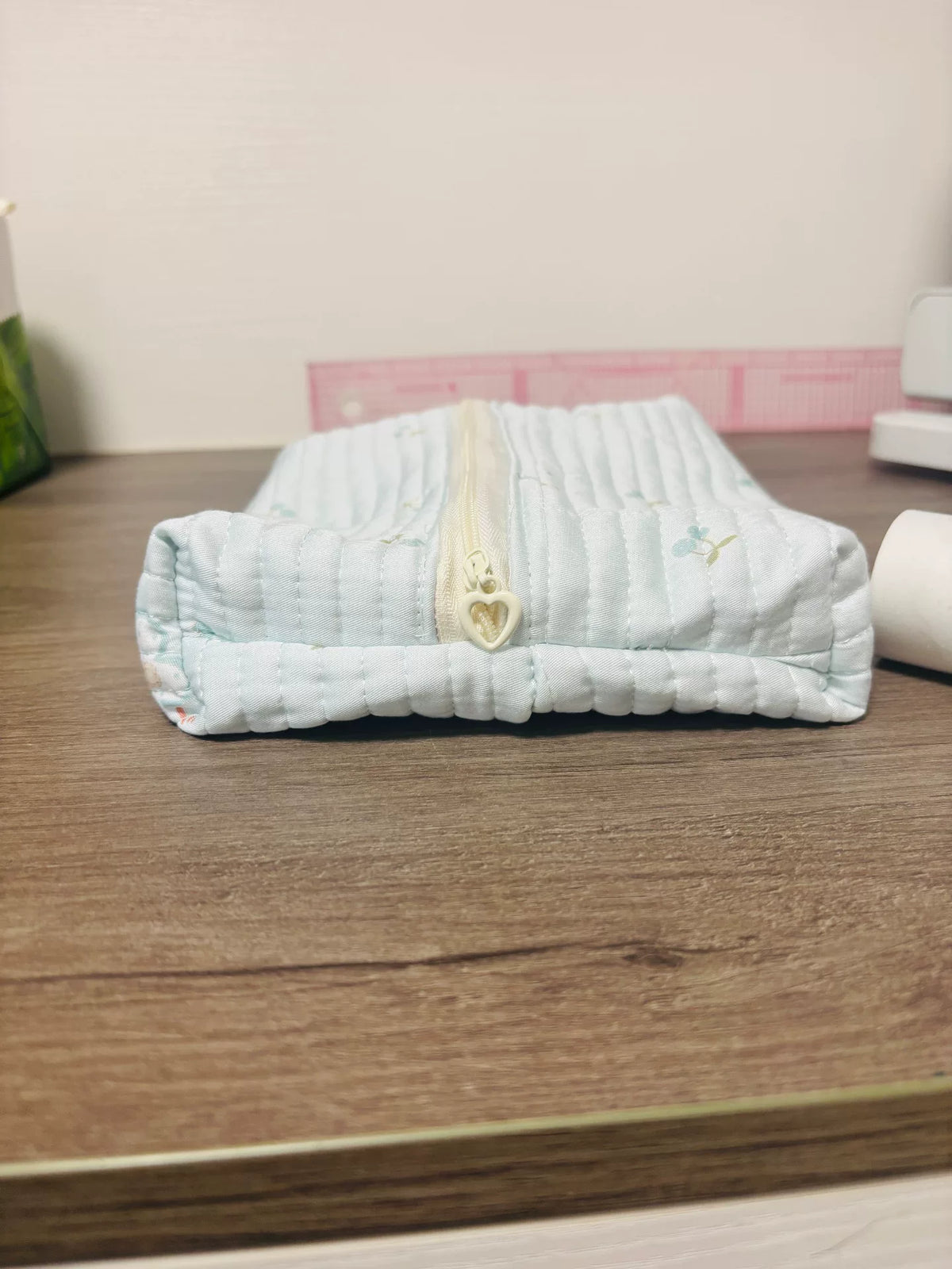 Hellblaue gesteppte Kosmetiktasche mit Kirschen