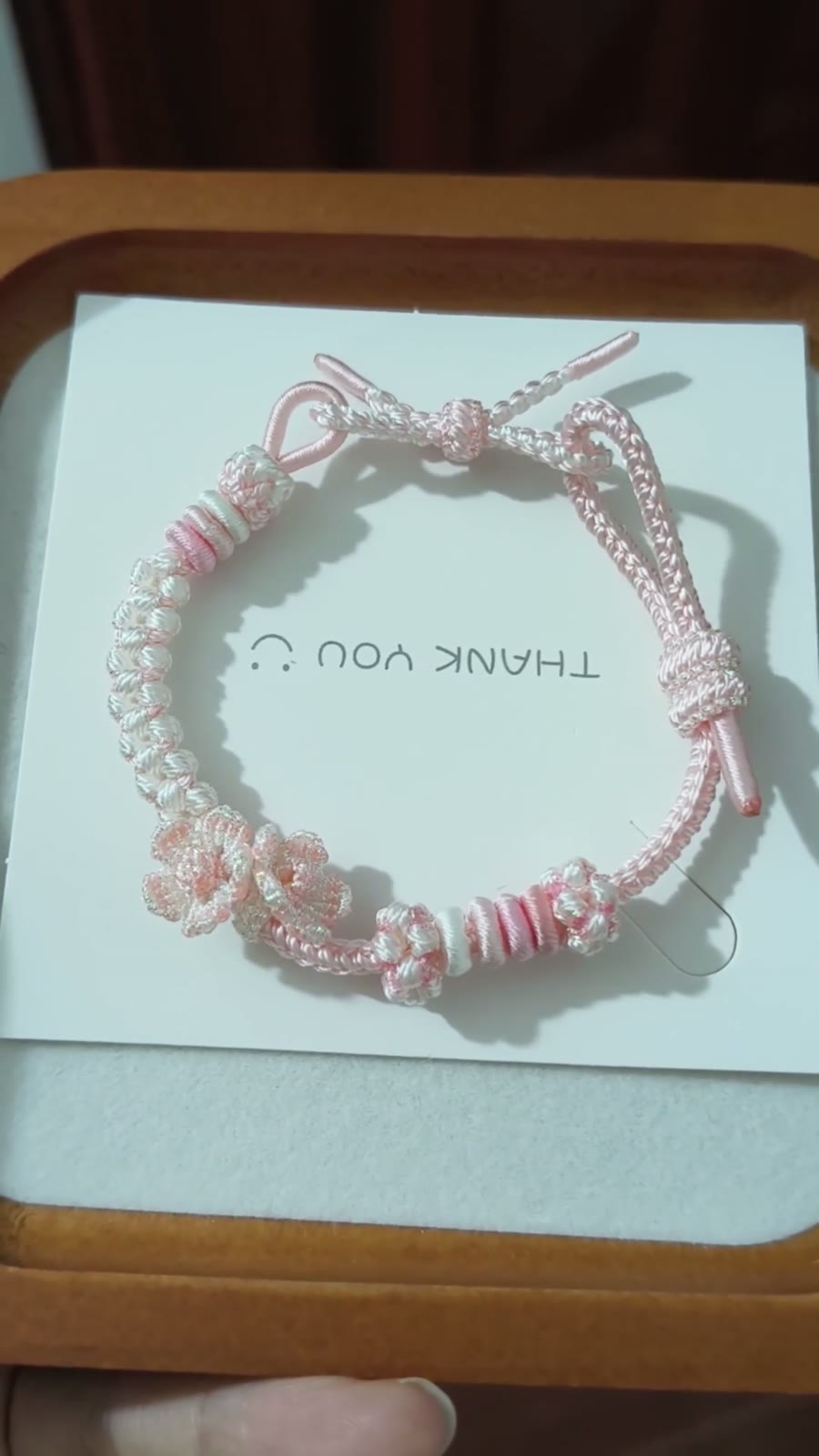 Handgenoopt bloemenarmband met roze-wit verloop