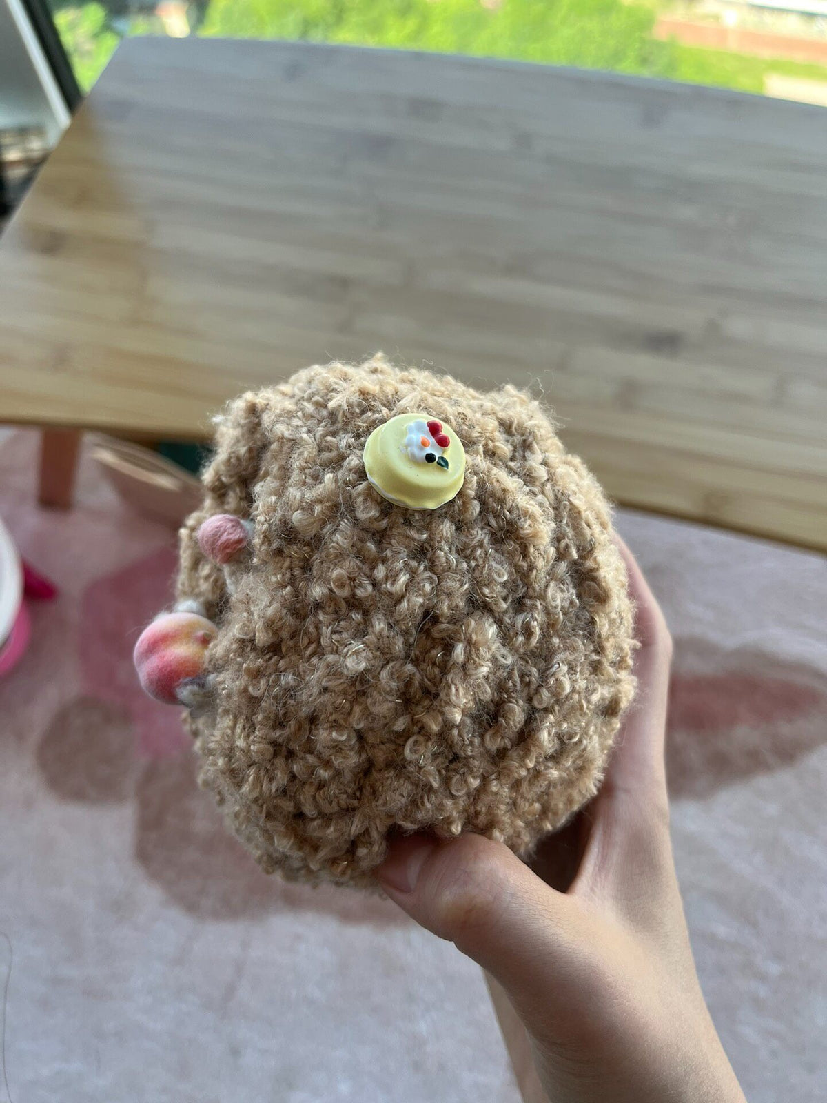 Peluche de erizo tejido a crochet con hilo marrón rizado