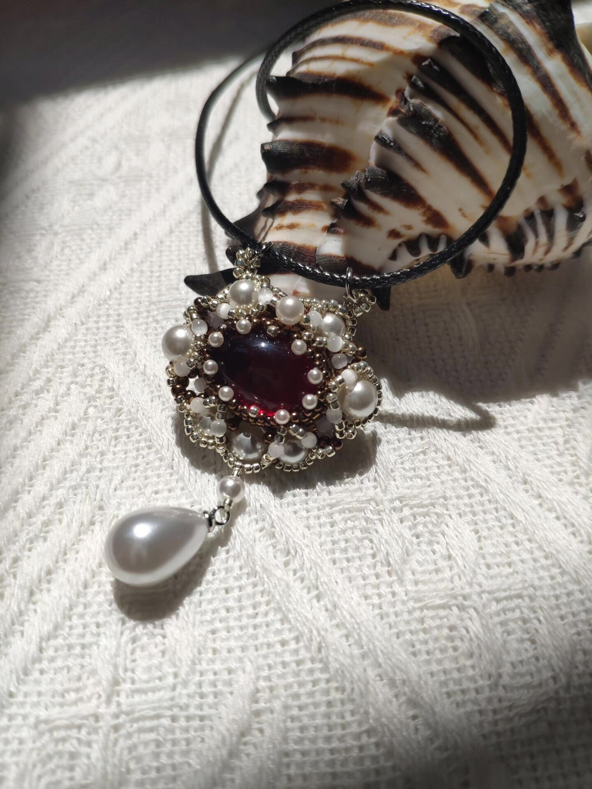 Handgefertigte Perlenkette mit rotem Cabochon und Perlanhänger