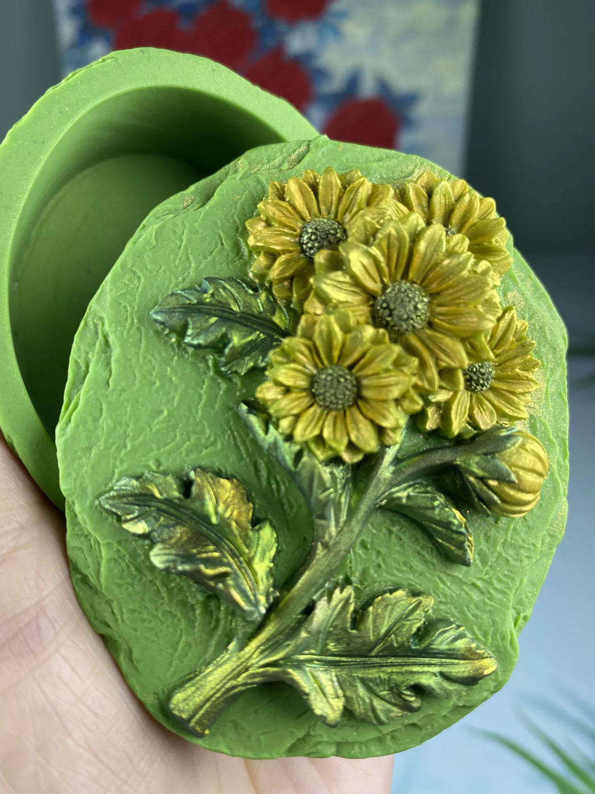 Sieradjesbox van hars met gouden bloemen deksel