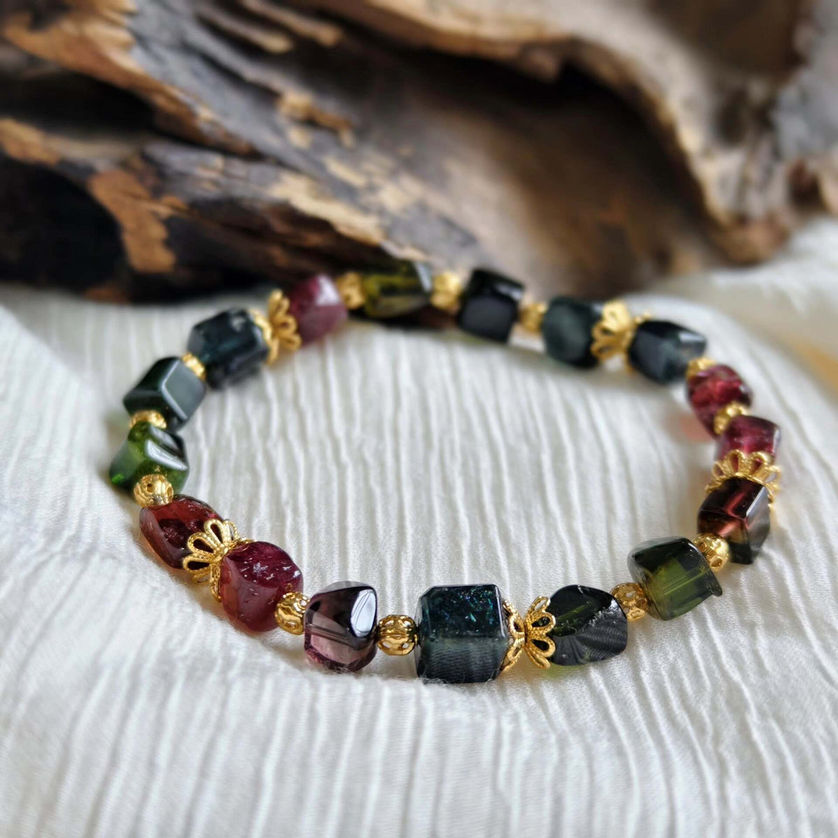 Armband med naturlig turmalin och kubformade pärlor