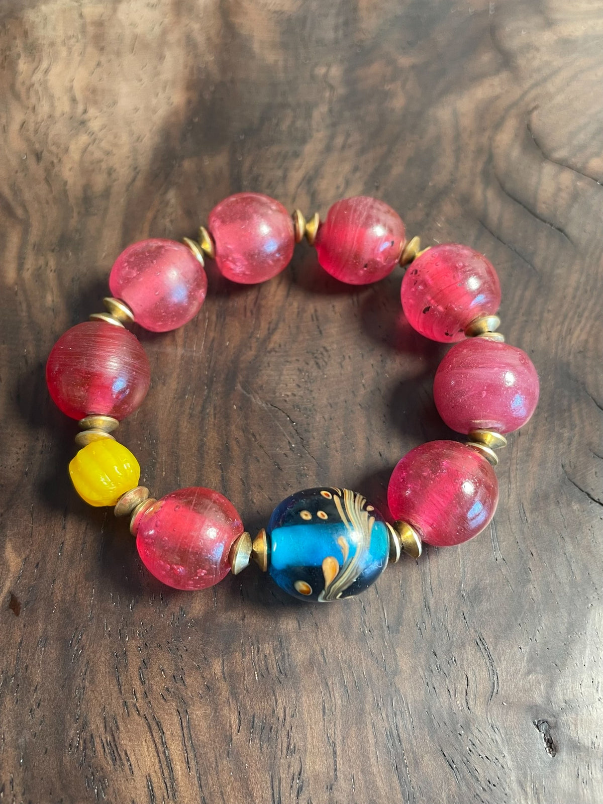 Handgjort armband med rosa glaspärlor