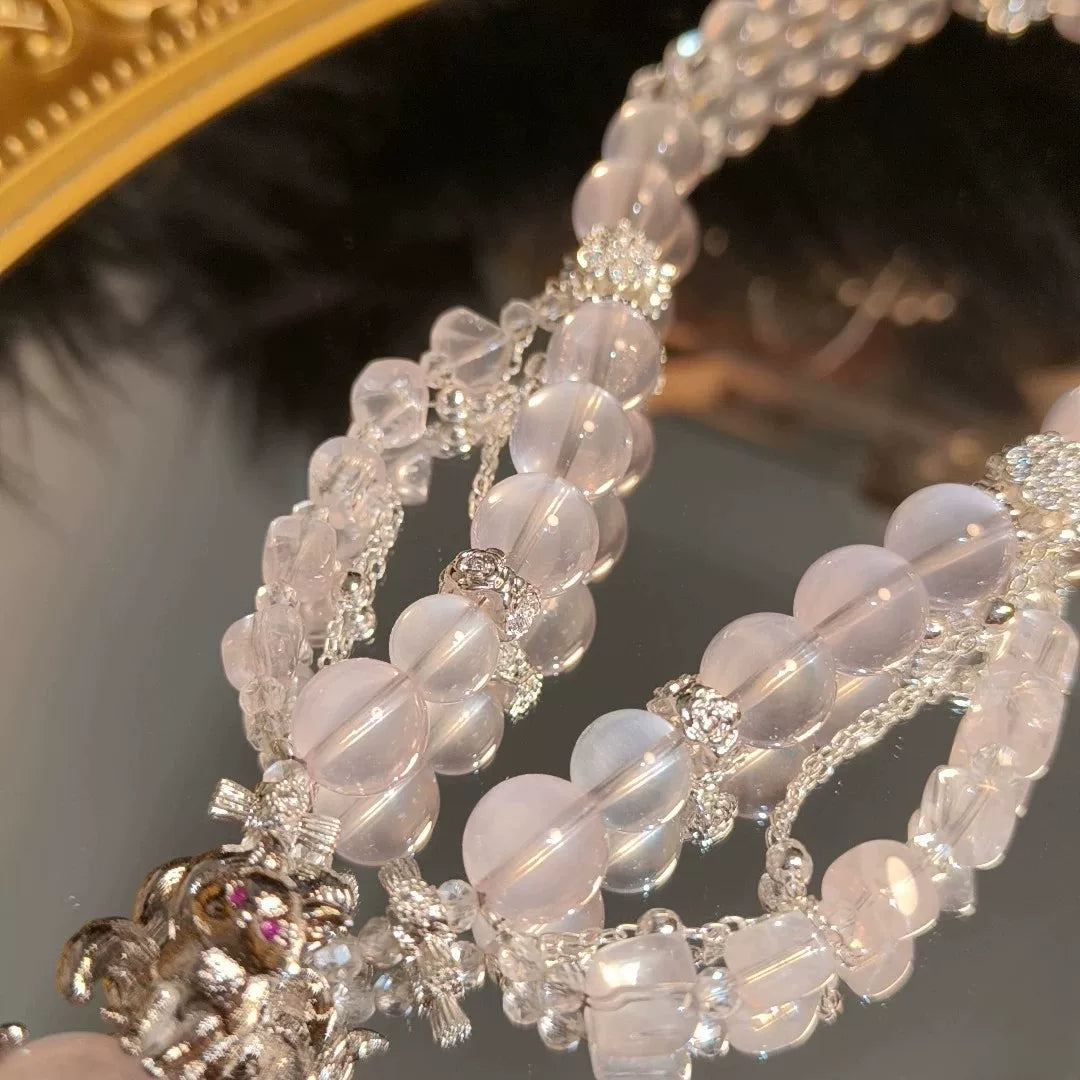 Collana a più fili in perline con ciondolo volpe in quarzo rosa
