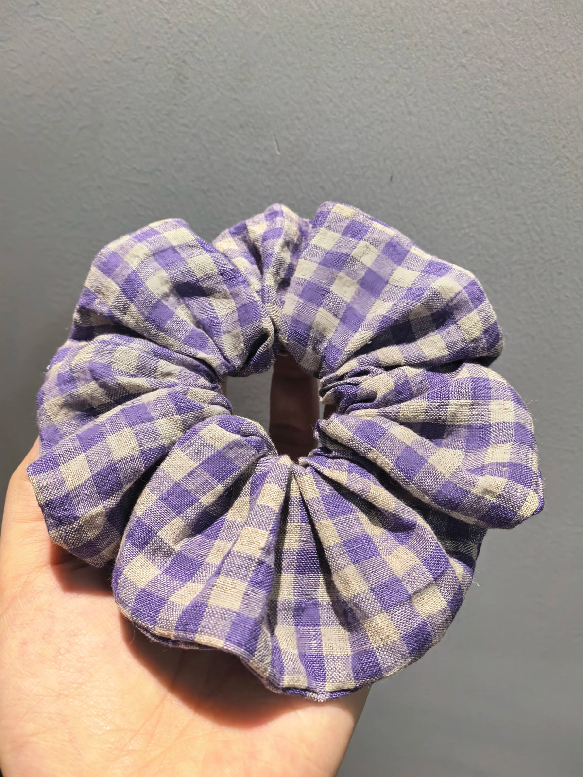 Scrunchie per capelli in lino a quadretti viola
