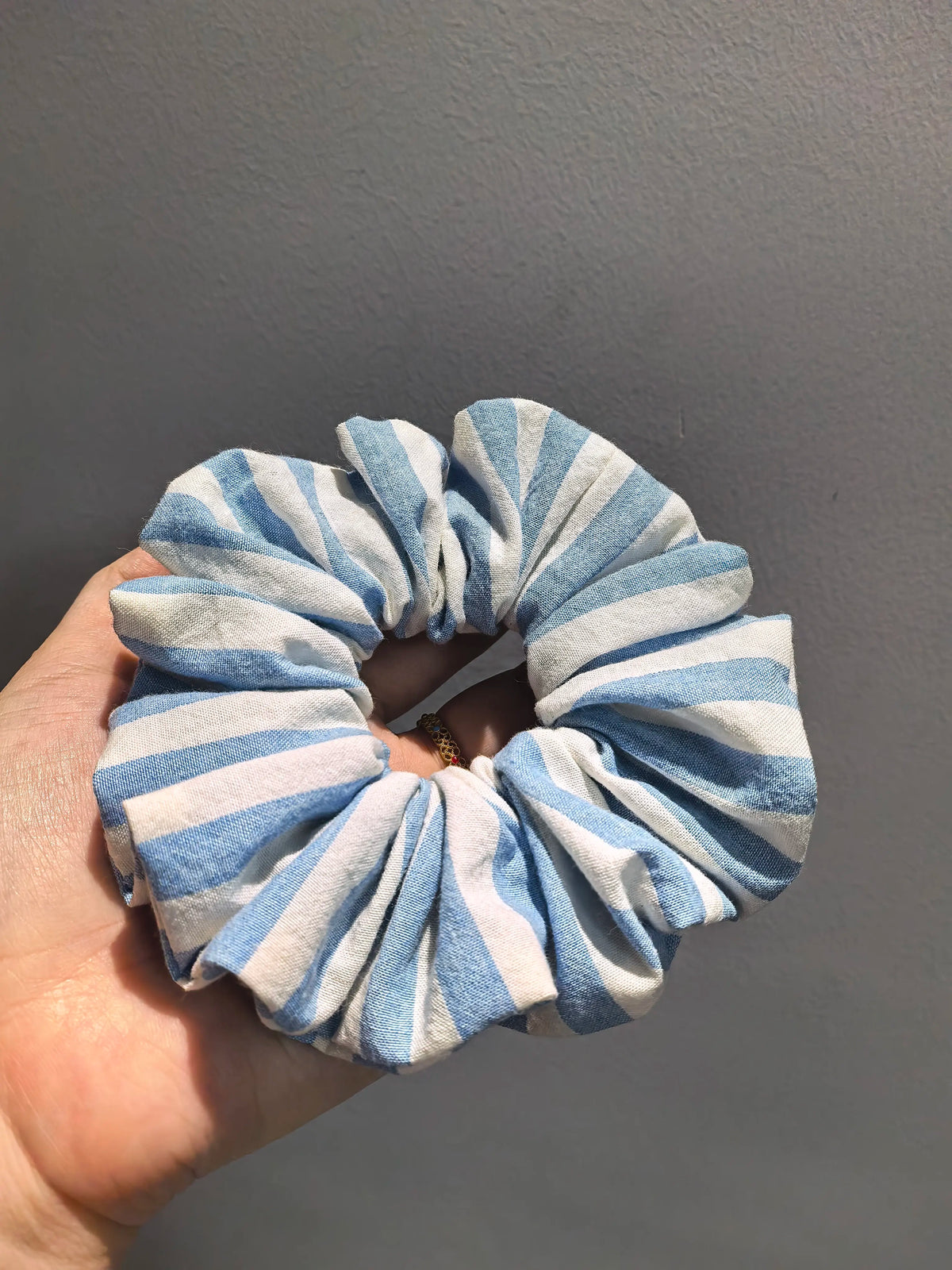 Blau gestreiftes Baumwoll-Scrunchie Haarring