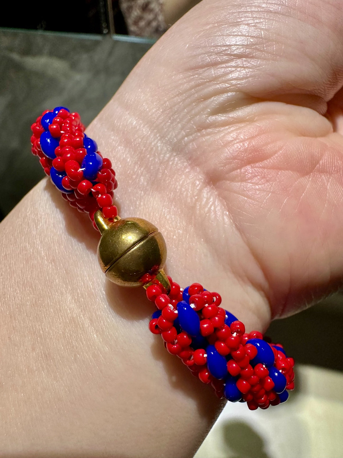 Bracciale a perline di vetro rosse e blu