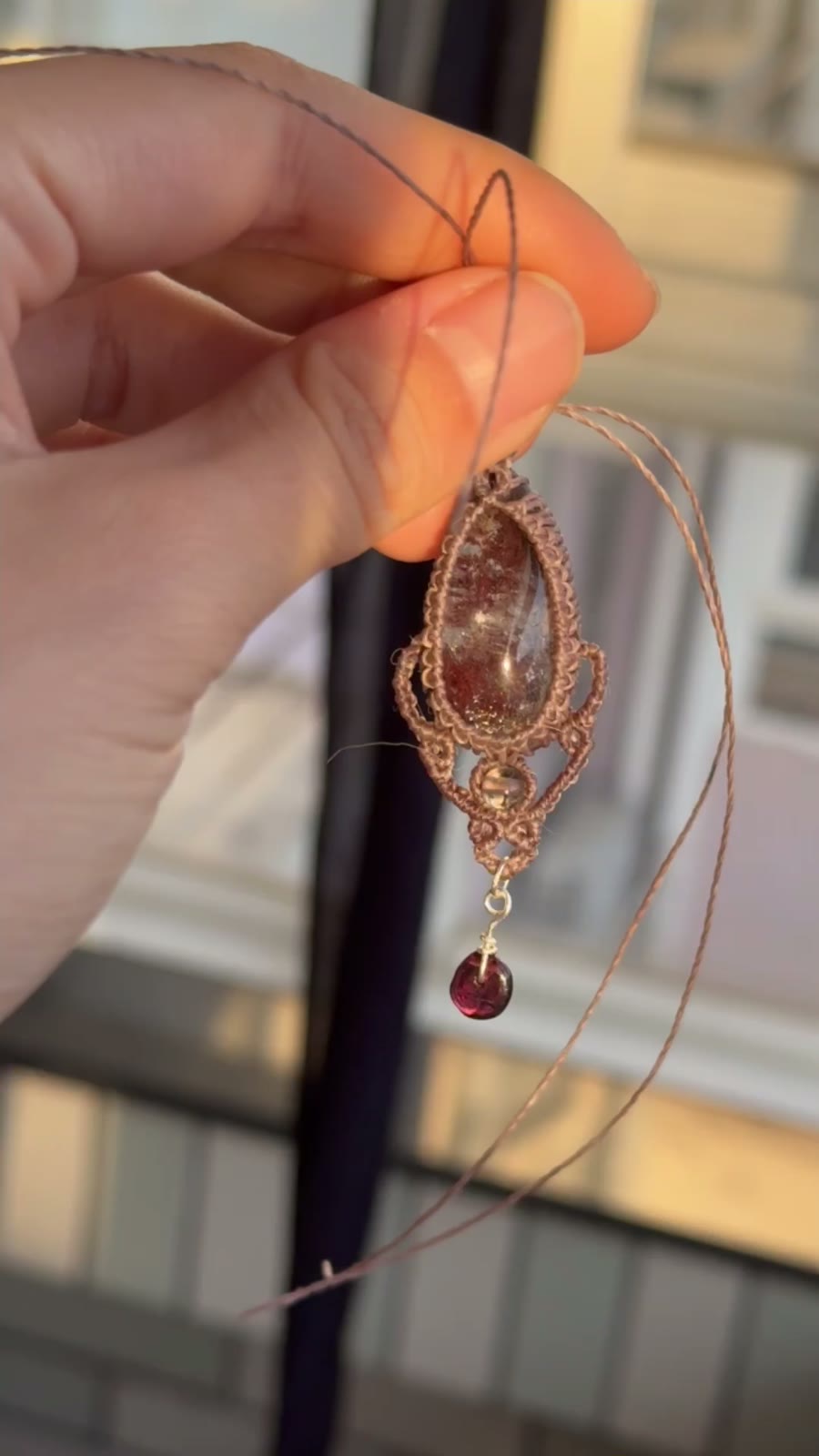 Collana con Pendente in Macramé e Quarzo Phantom Rosso