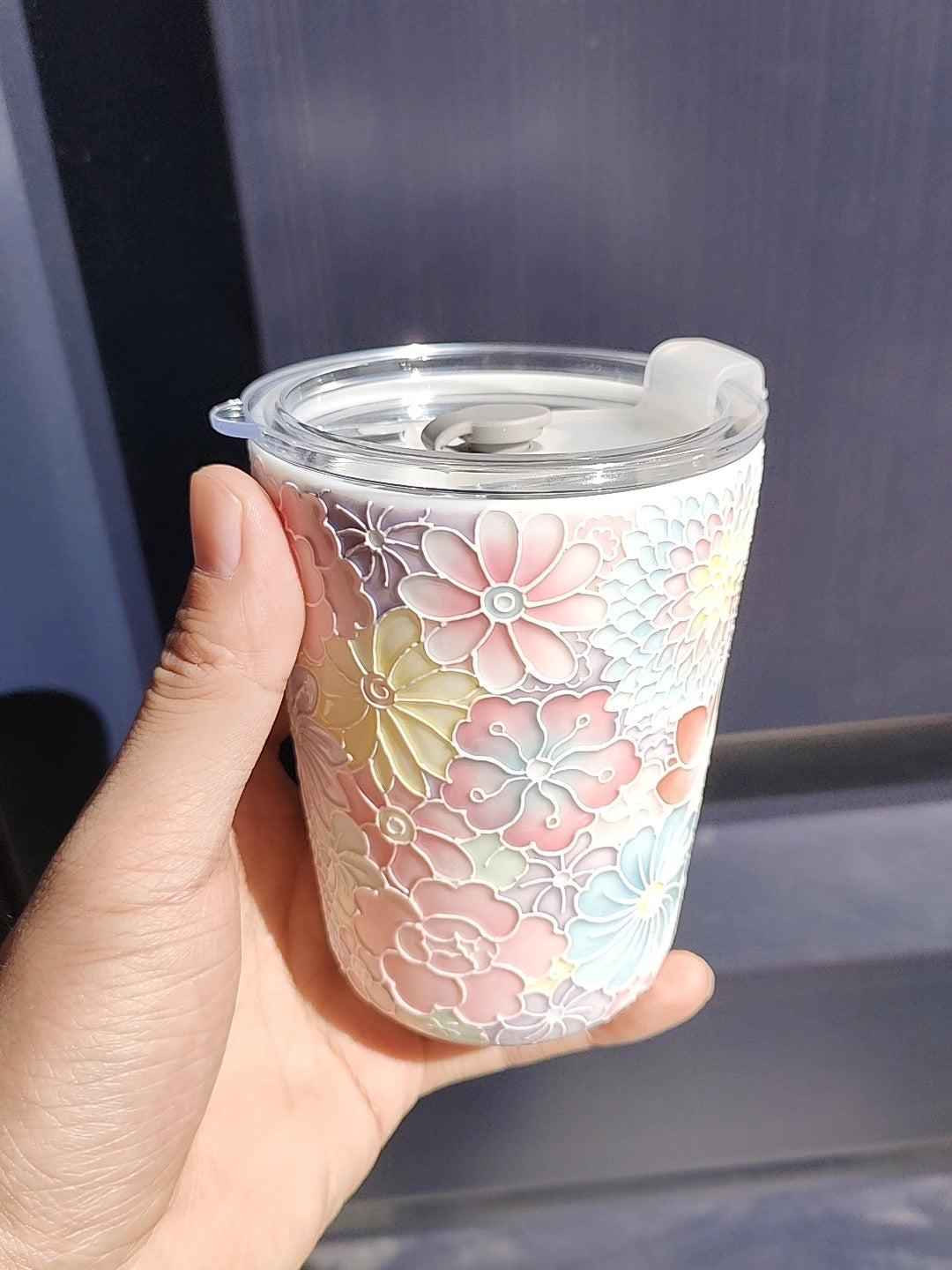 Jade-Ton Millefleur Reisebecher, handbemalt