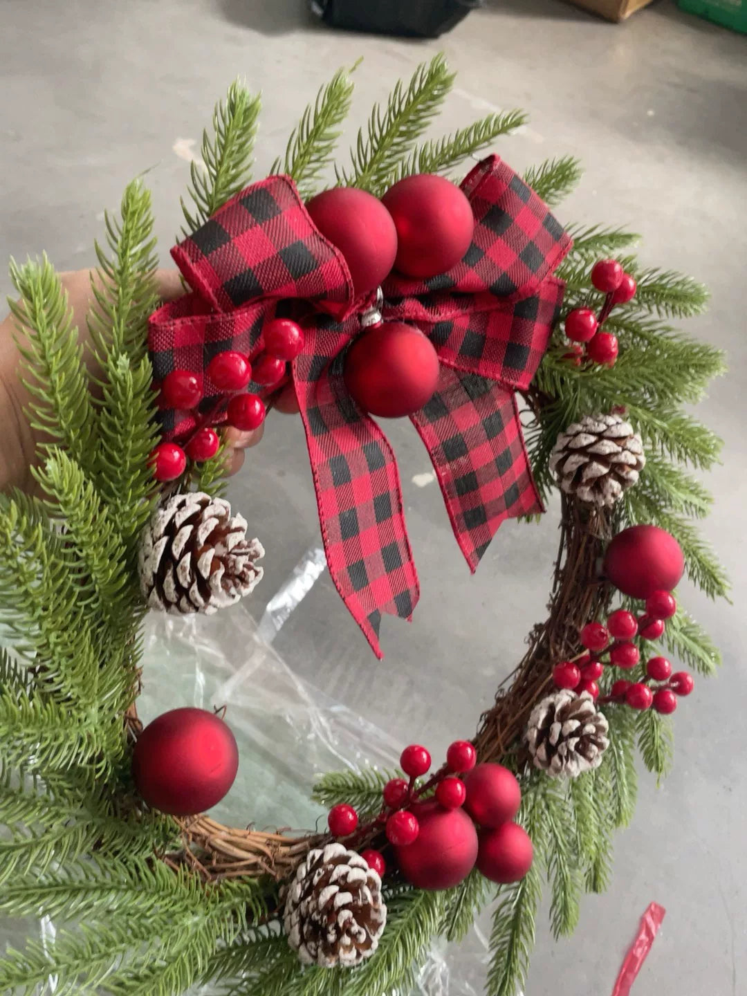 Weihnachtskranz mit rotem Buffalo-Check-Muster